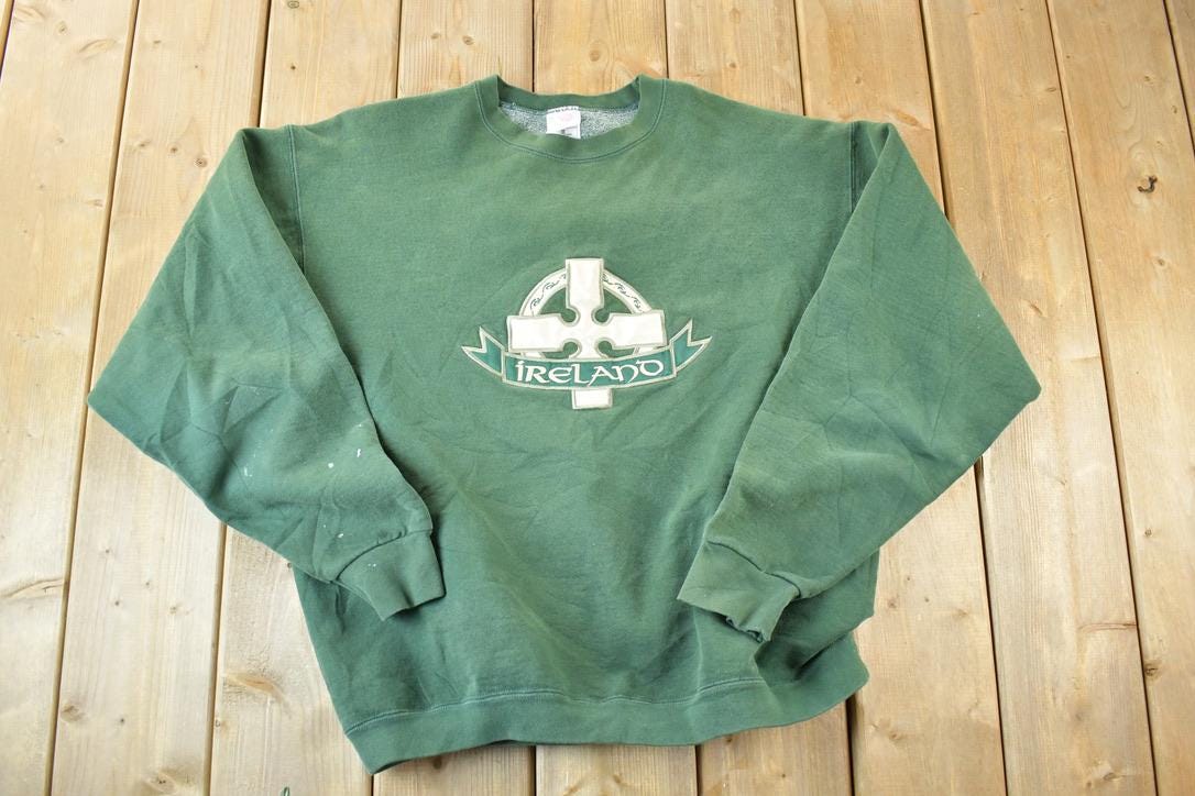 Vintage 1990s Ireland Embroidered Souvenir Crewneck Sweatshirt Made In USA