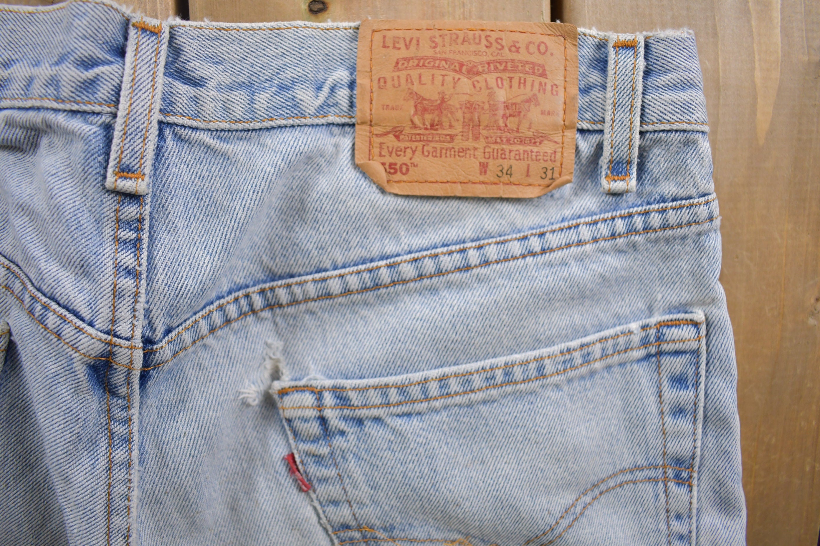 Vintage 1990s Levi's 550 Red Tab Distressed Denim Jeans Size 32 x 31
