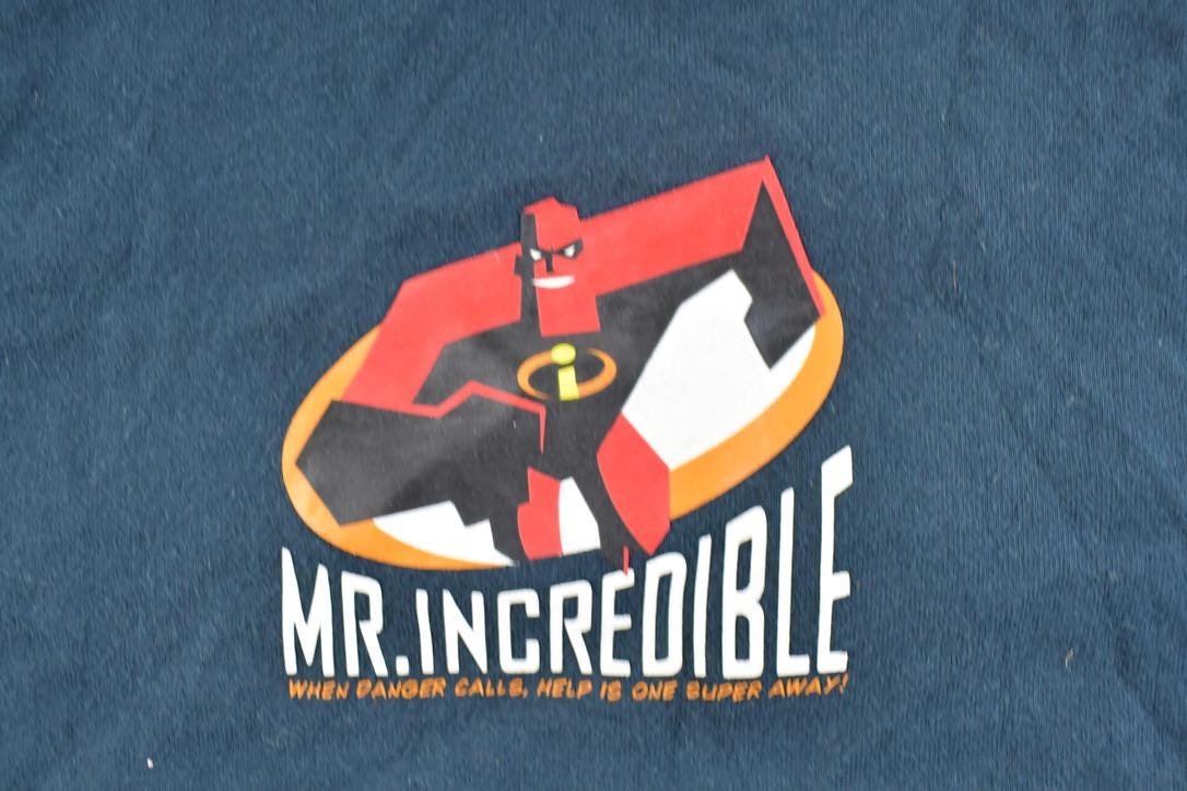 Vintage 2004 Disney Incredibles Movie Mr Incredible Graphic T-Shirt