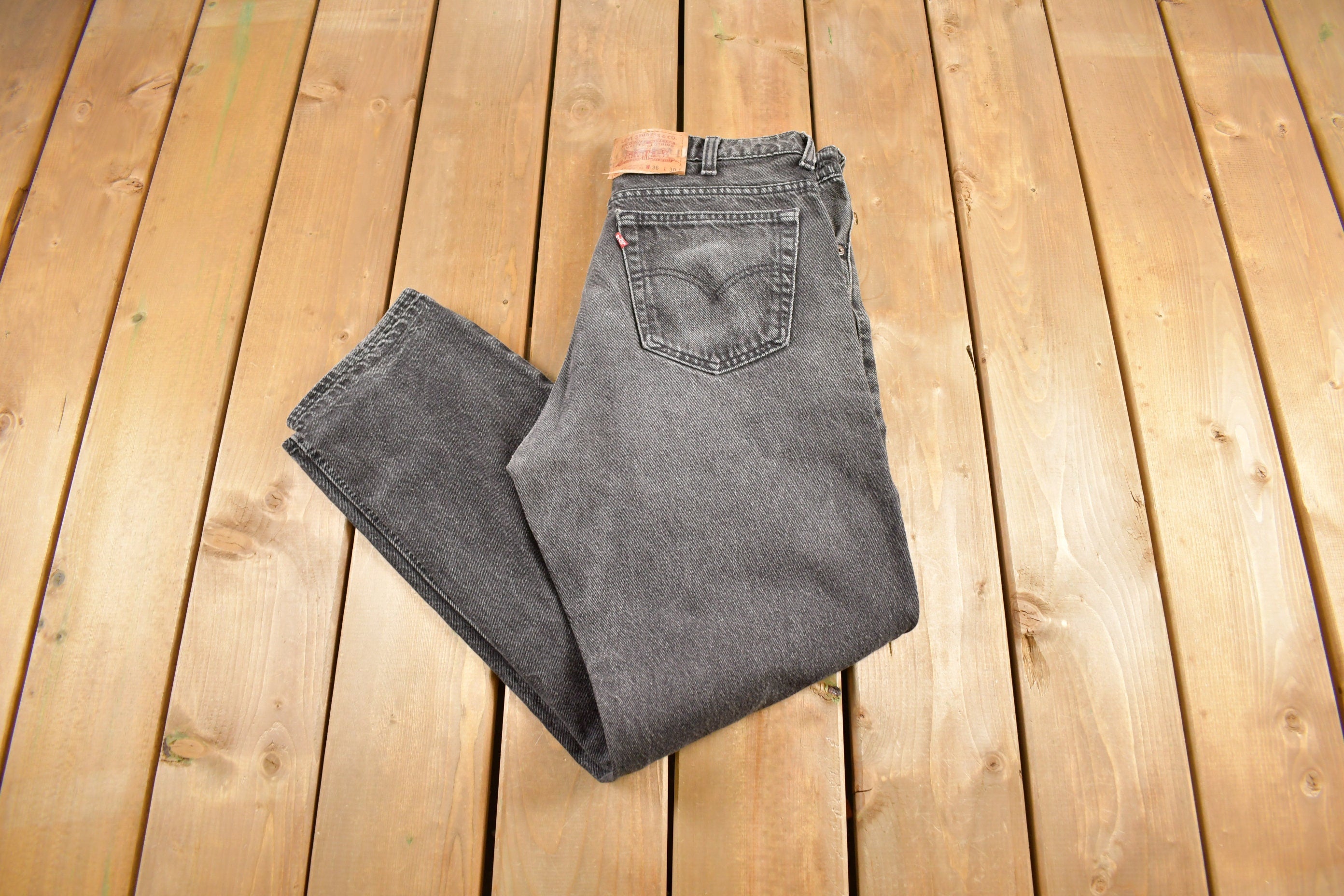 Vintage 1990s Levi's 550 Red Tab Denim Jeans Size 33 x 30