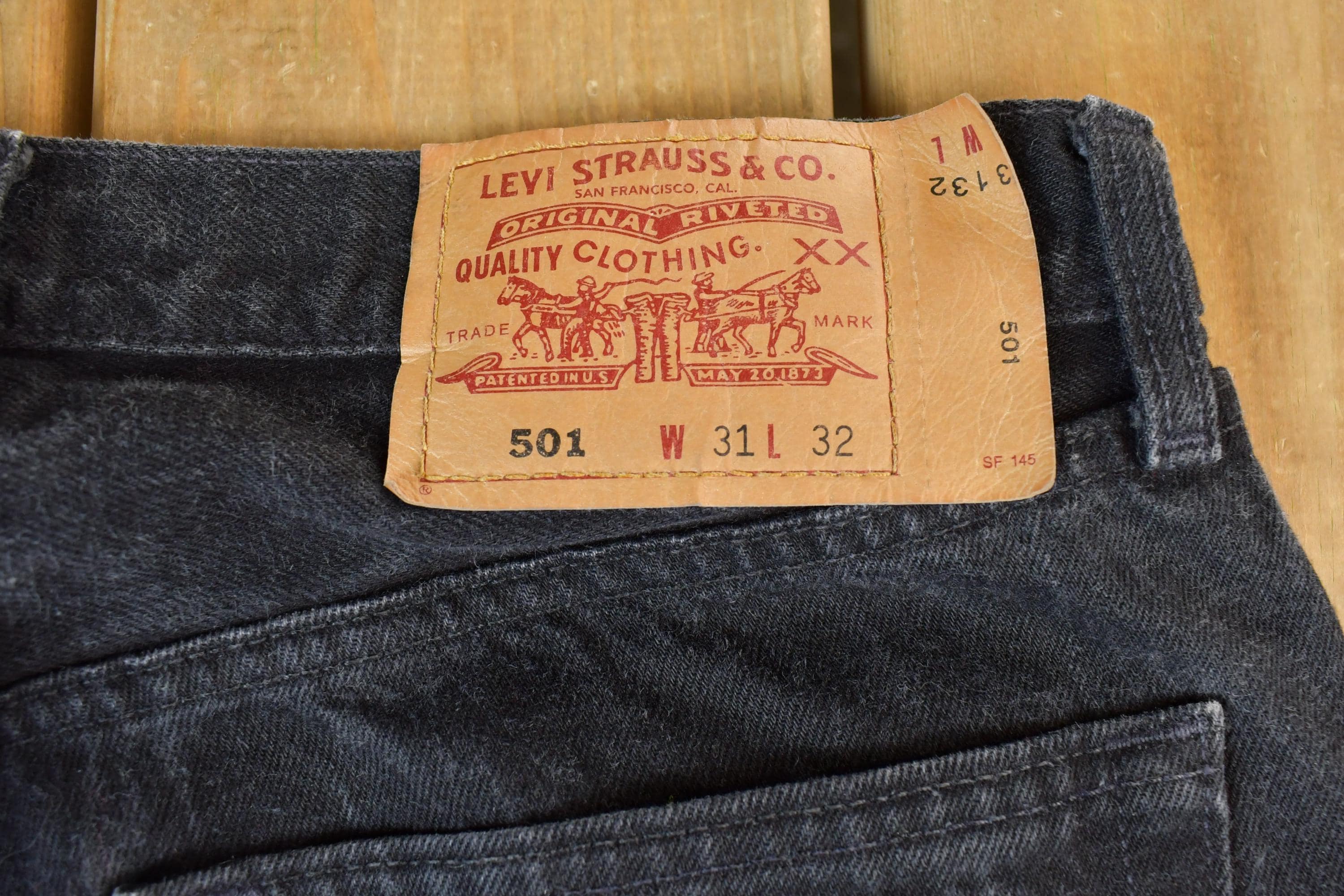 Vintage 1990s Levi Strauss 501 Red Tab Denim Button Fly Jeans Size 31 x 32
