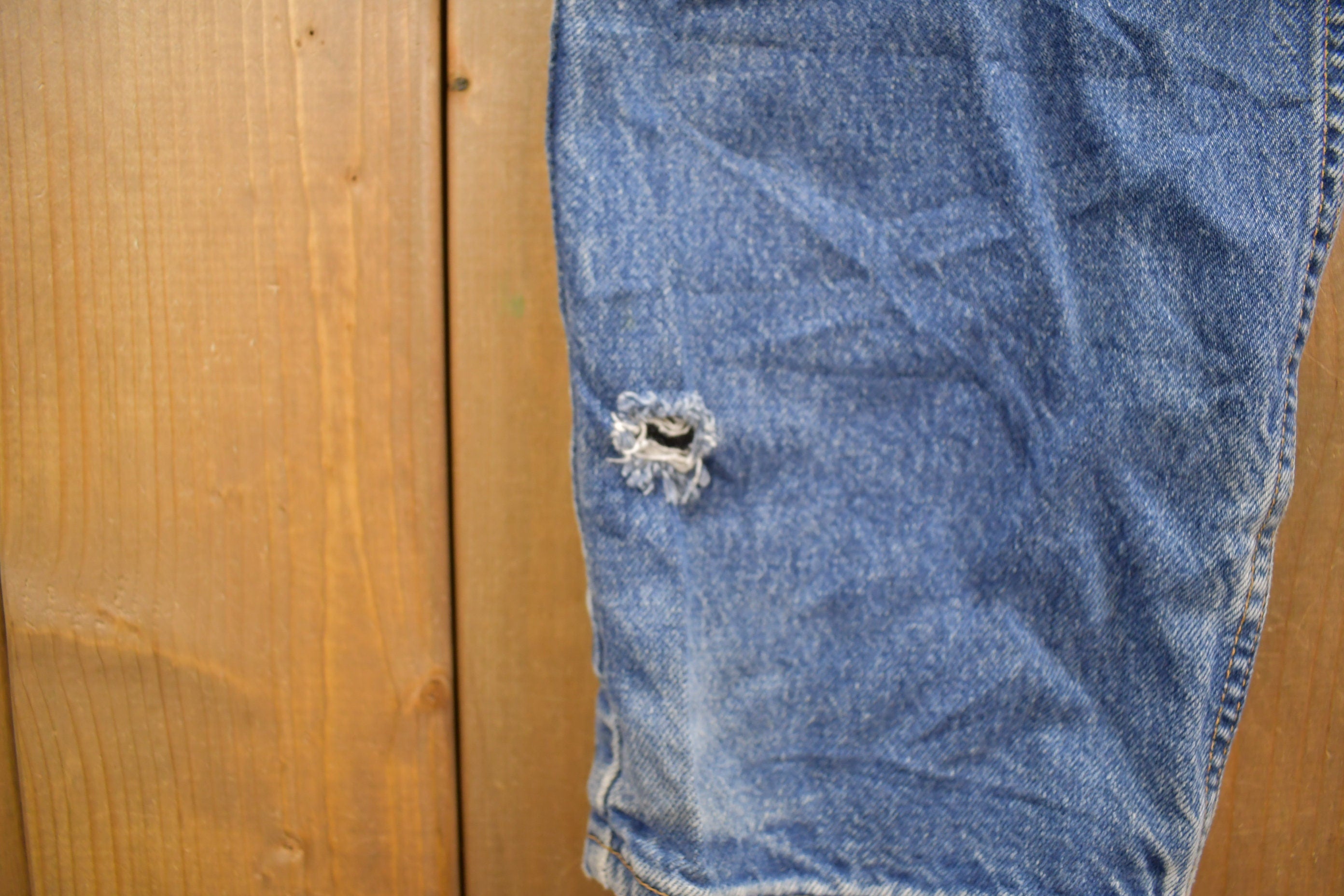 Vintage 1990s Levi's 550 Relaxed Fit Medium Wash Jeans Size 34 x 30