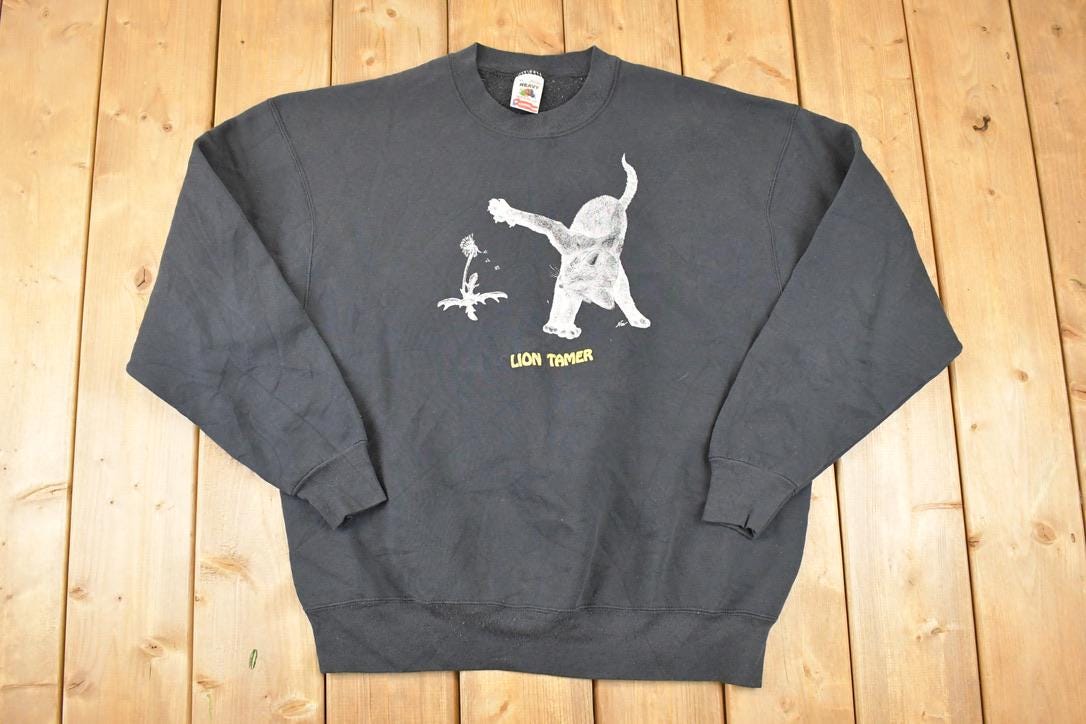 Vintage 1990s Lion Tamer Kitty Graphic Print Crewneck Sweatshirt Men's L