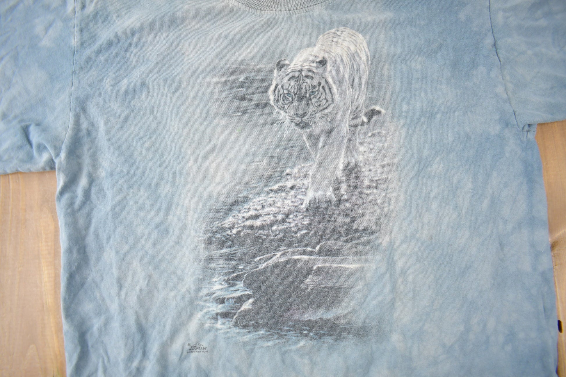 Vintage 2004 White Tiger Theme The Mountains Graphic T-Shirt