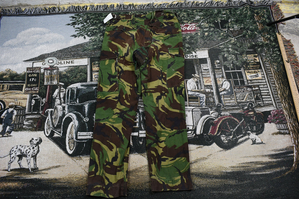 Vintage Camo Cargo Pants Size 32 x 28.5 / Streetwear Fashion / Bottoms / Trousers / Military & Army Camo / Camouflage / Utility Pant
