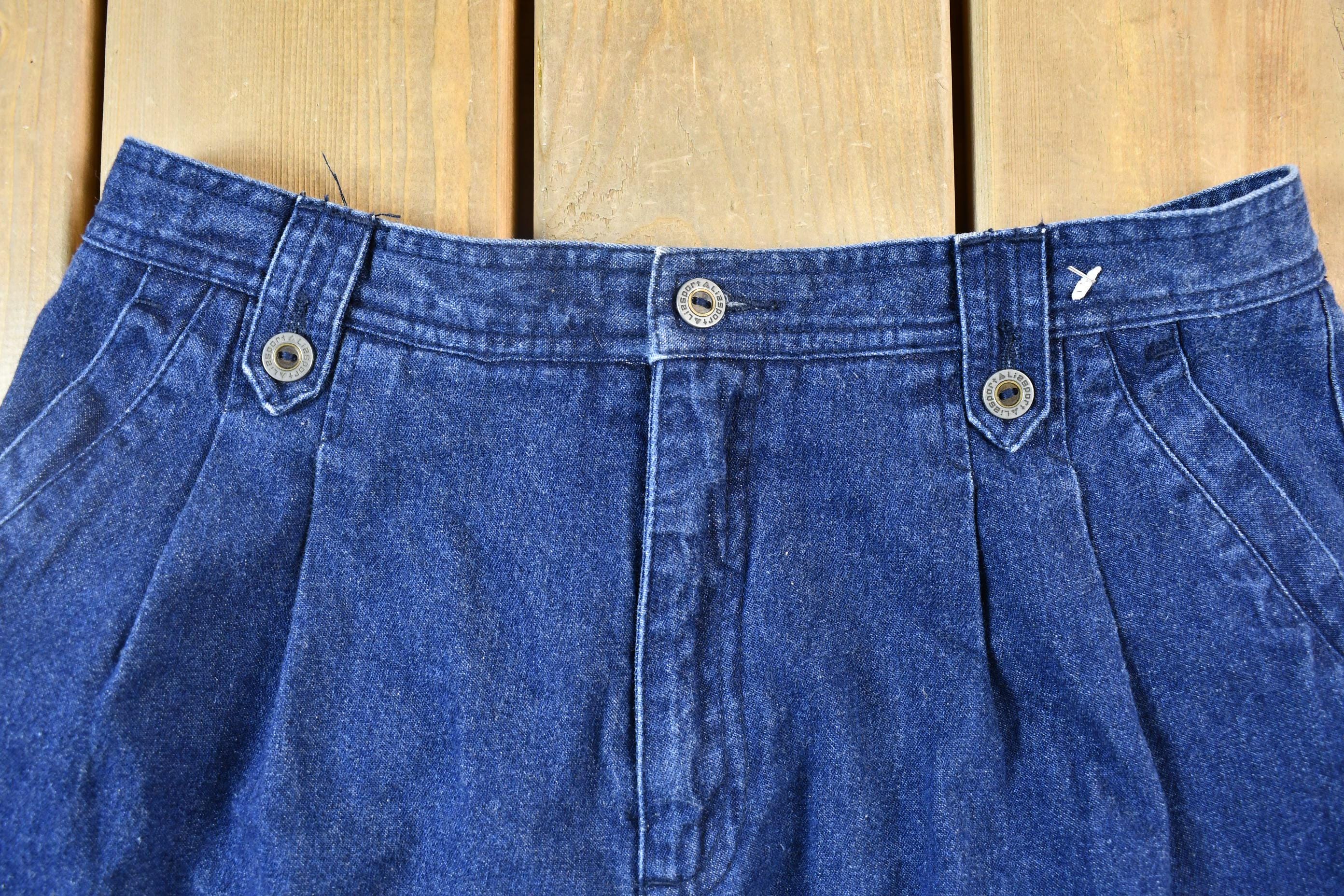 Vintage 1990s Dark Wash Pleated Women's Jean Shorts Size 30 x 7