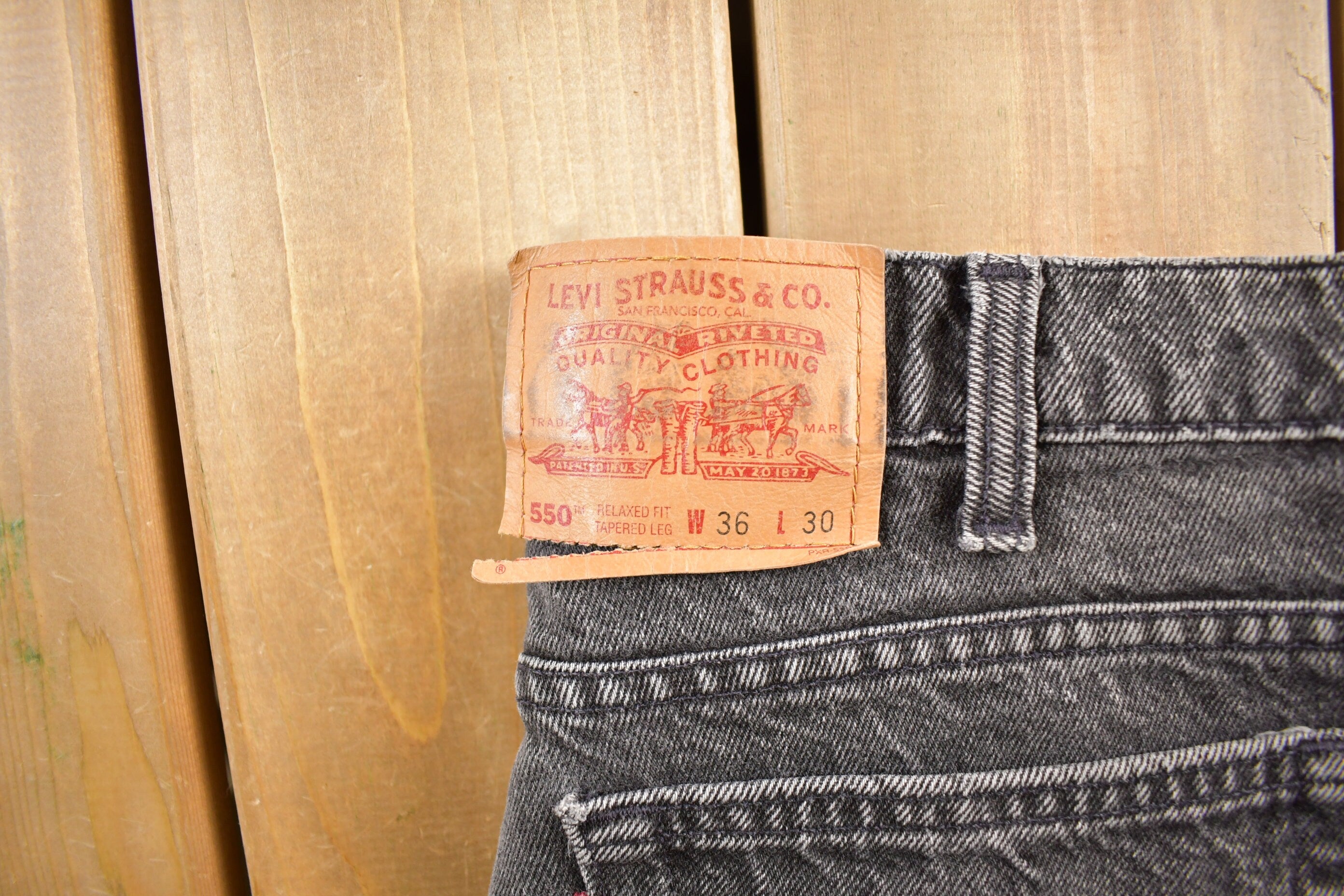 Vintage 1990s Levi's 550 Red Tab Denim Jeans Size 33 x 30
