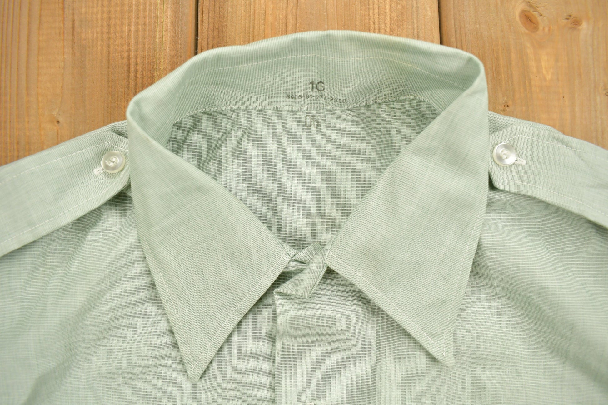 Vintage 1981 Green Button Up Short Sleeve Shirt / 90s Button Up / Vintage Embroidery / Short Sleeve / True Vintage / Casual Shirt
