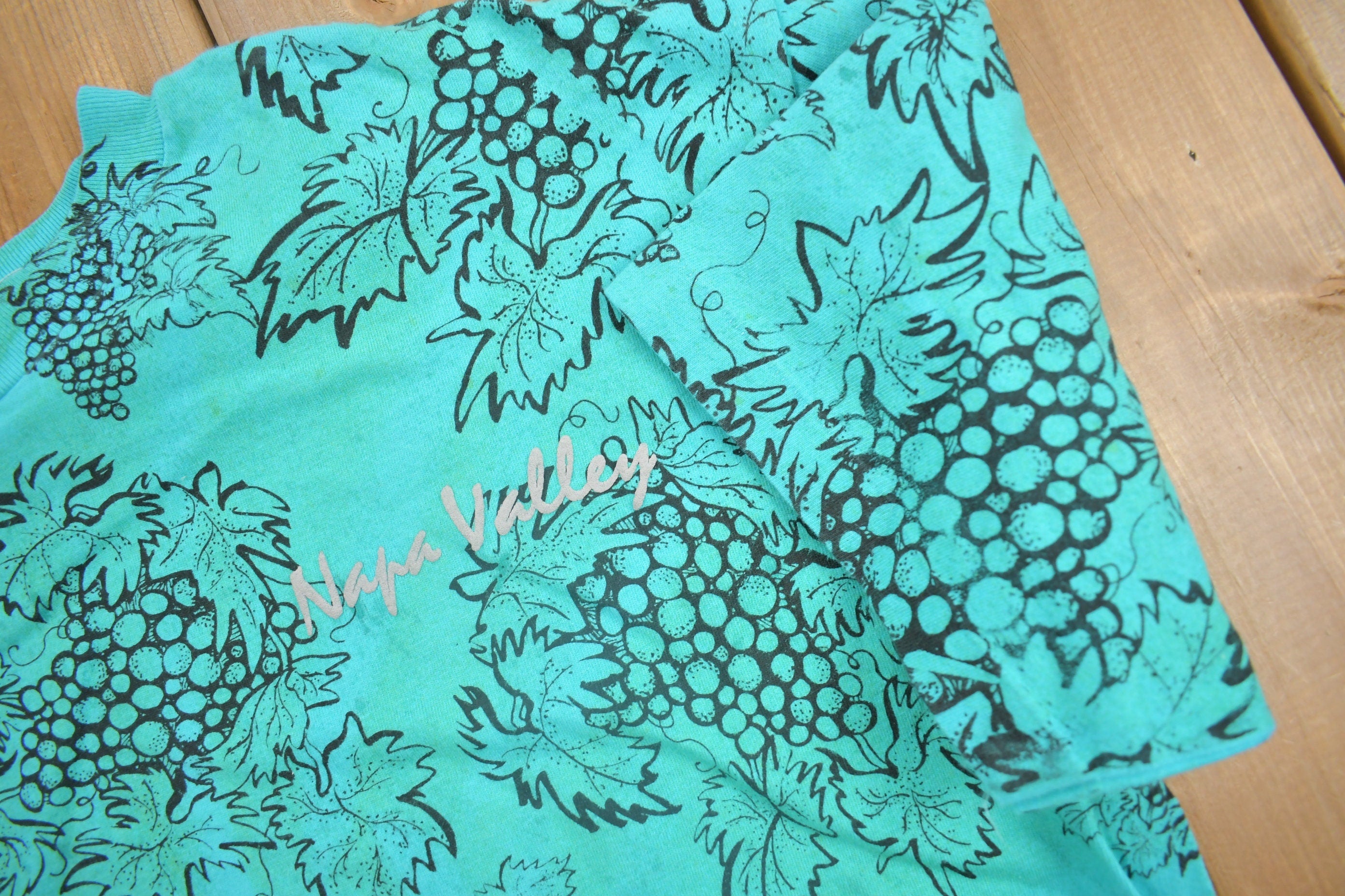 Vintage 1980s Napa Valley All Over Print Grape Theme Souvenir T Shirt