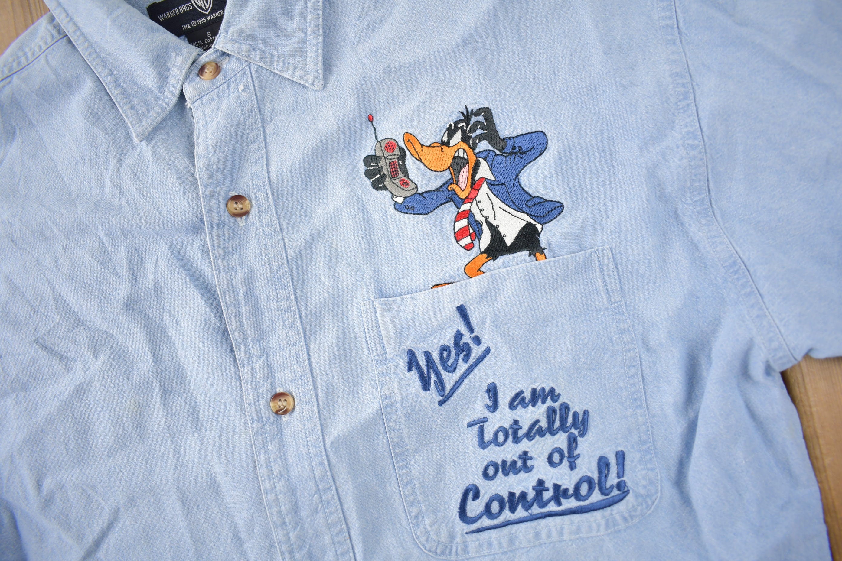 Vintage 1995 Daffy Duck Embroidered Warner Brothers Button Up Shirt