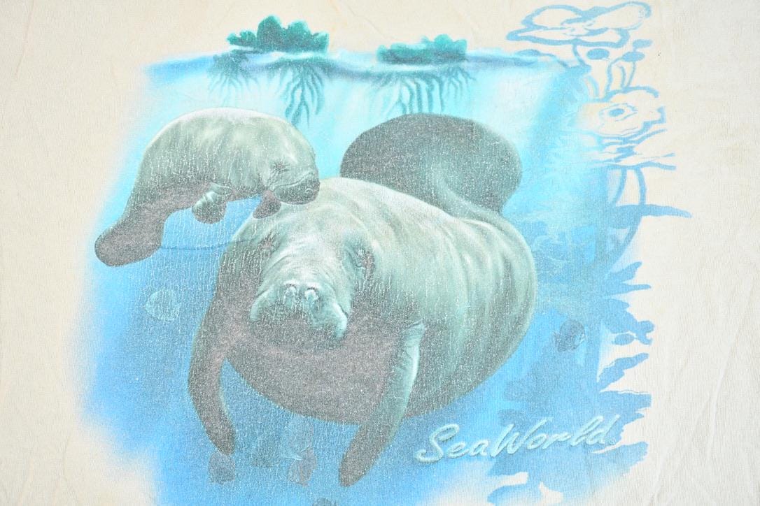 Vintage 2000s Wild Oats Sea World Graphic Manatee T-Shirt