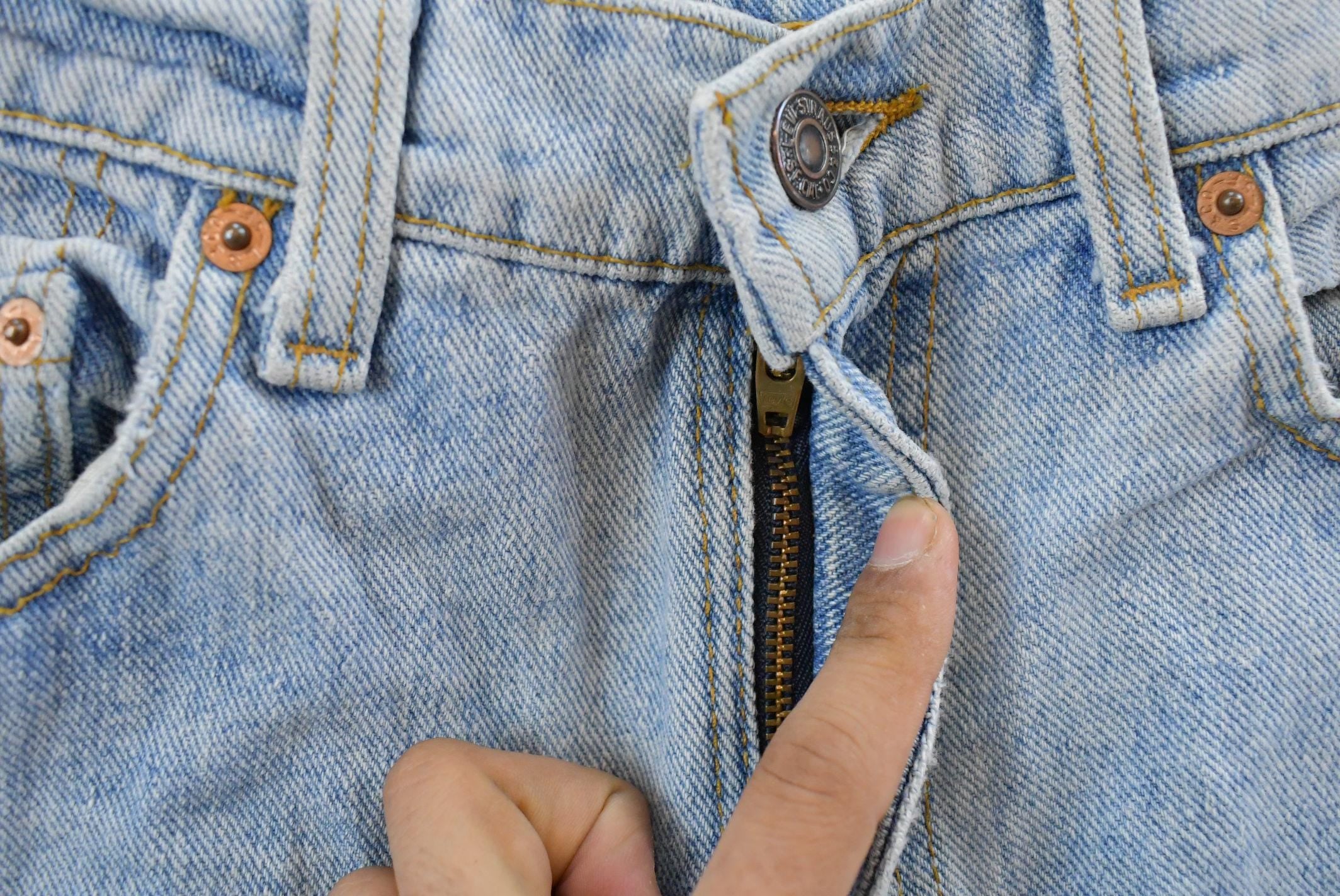 Vintage 1990s Levi's 550 Relaxed Tapered Denim Jeans Women's 28 x 31 / 90s Levi's / Distressed Sun Faded Jeans / Streetwear / Made in USA