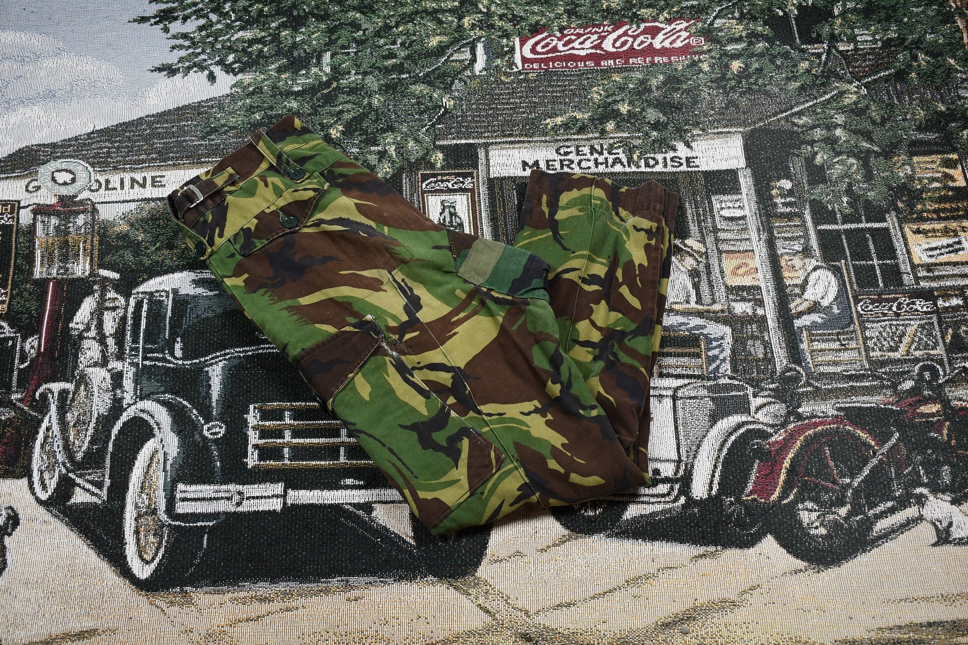 Vintage Camo Cargo Pants Size 32 x 28.5 / Streetwear Fashion / Bottoms / Trousers / Military & Army Camo / Camouflage / Utility Pant