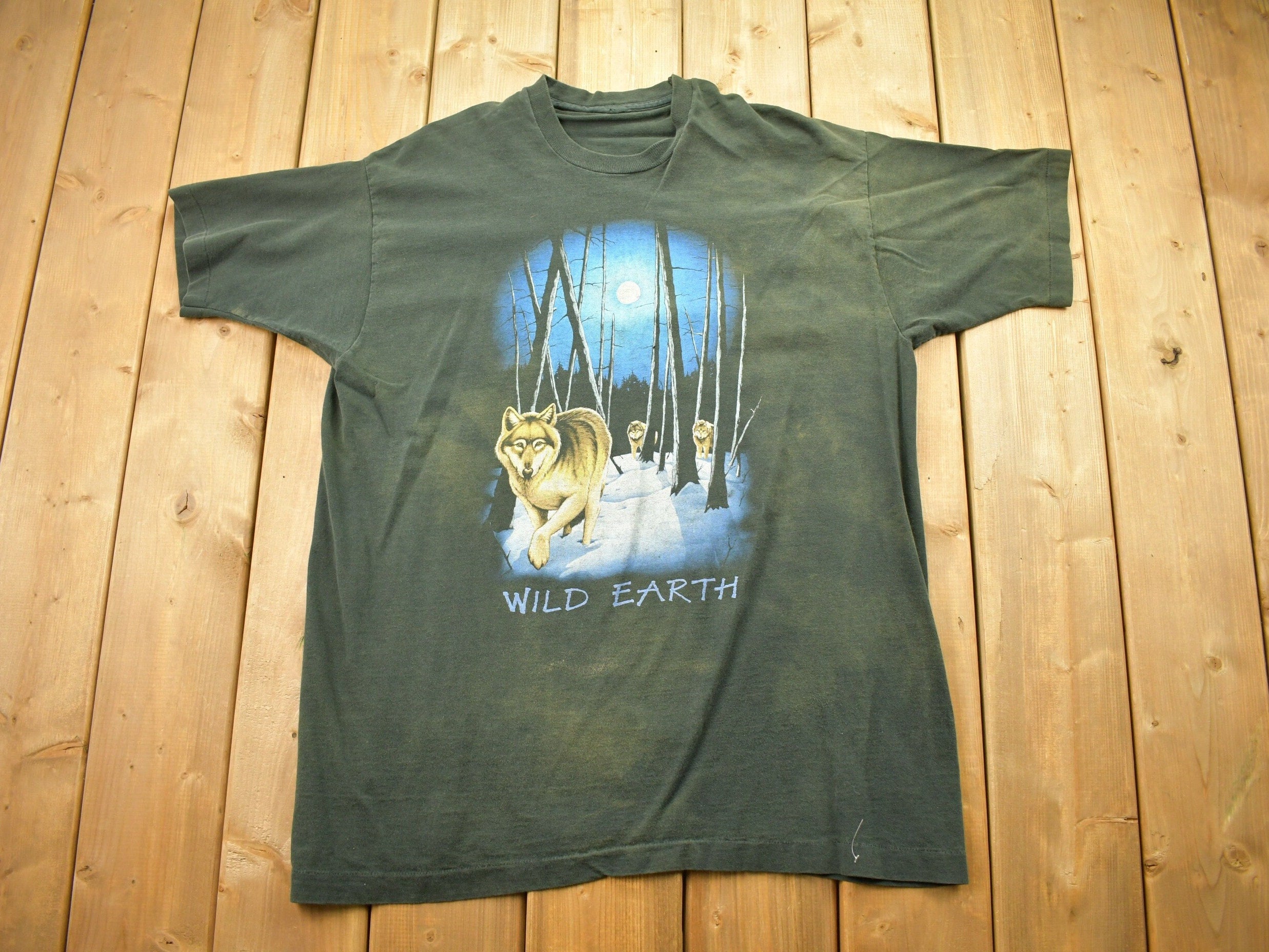 Vintage 1990s Wild Earth Wolf Theme Graphic T Shirt