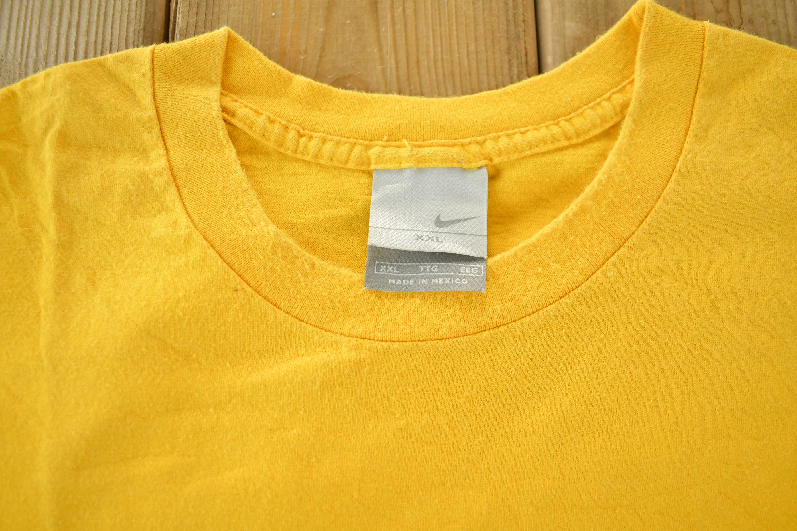 Vintage 2000s Nike Embroidered Swoosh Graphic T-Shirt