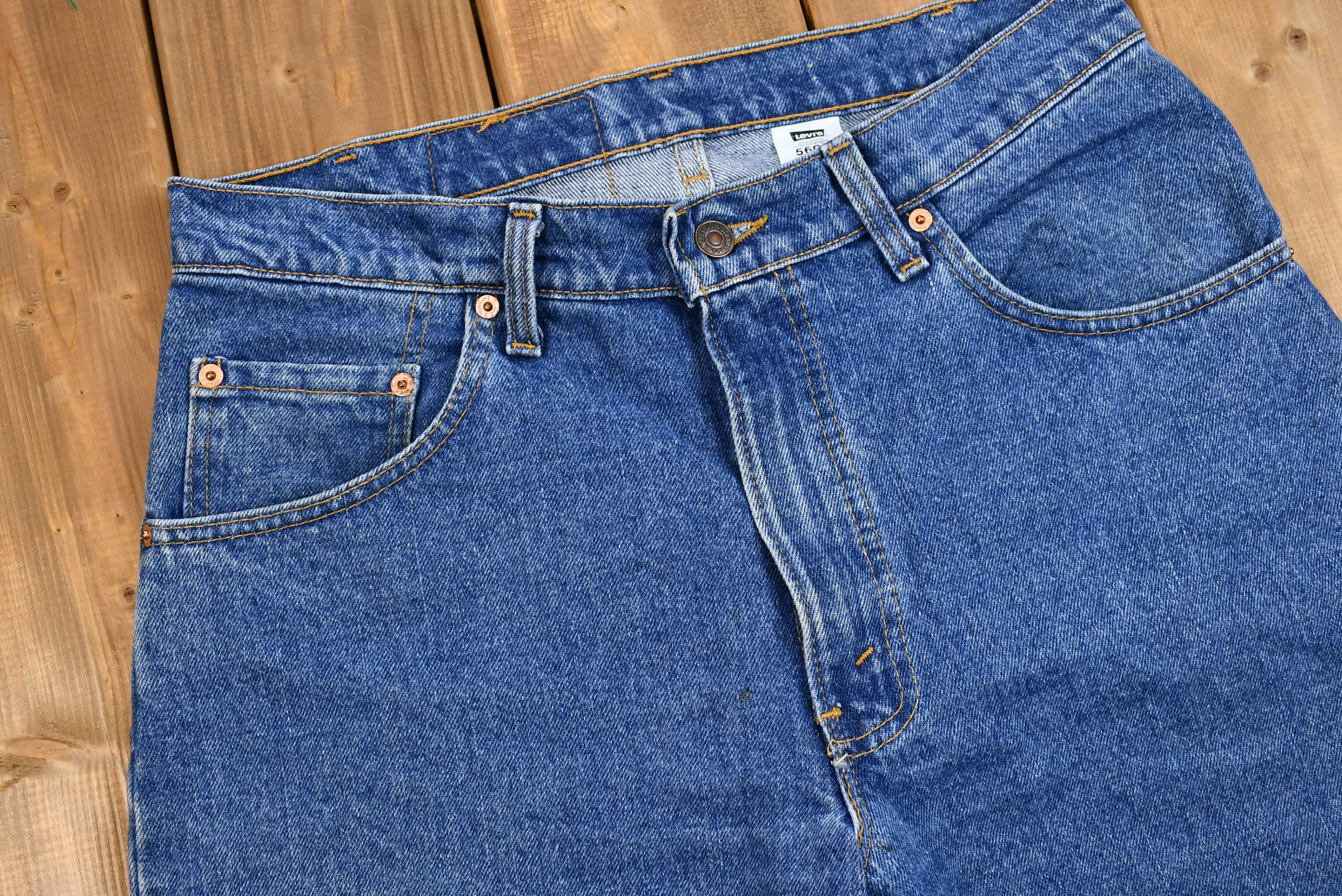 Vintage 1990s Levi's 560 Medium Wash Loose Fit Tapered Leg Mom Jeans