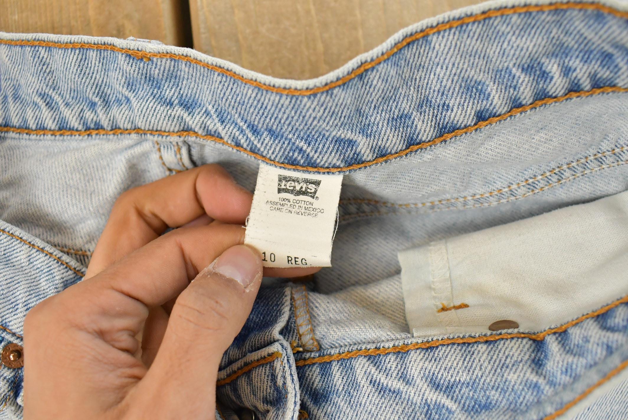 Vintage 1990s Levi's Denim Jean Shorts Women's 32 / Relaxed Fit / 90s Shorts / Denim Shorts / Jorts