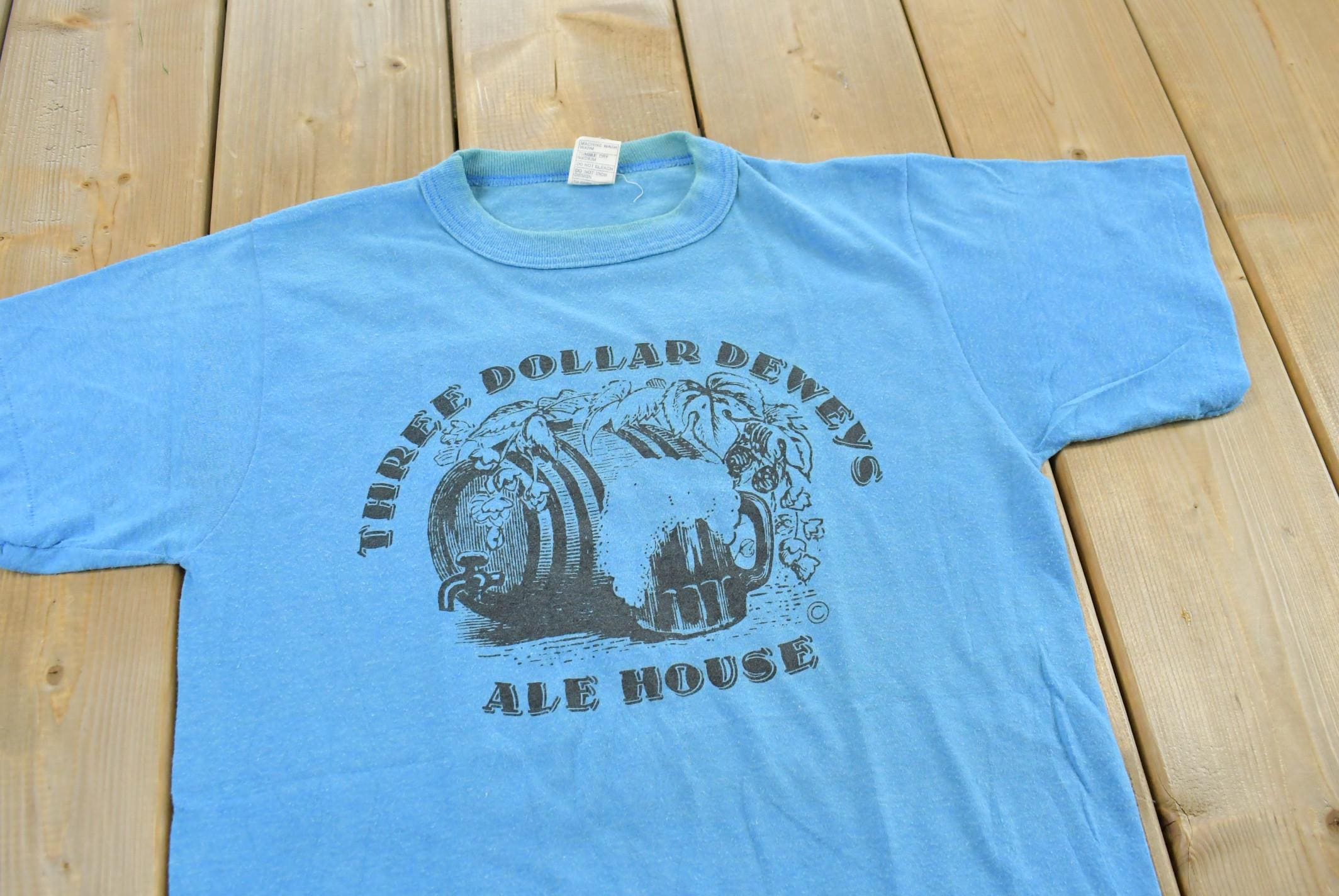 Vintage 1980s Three Dollar Deweys Ale House Souvenir T-Shirt Made In USA Mens XS