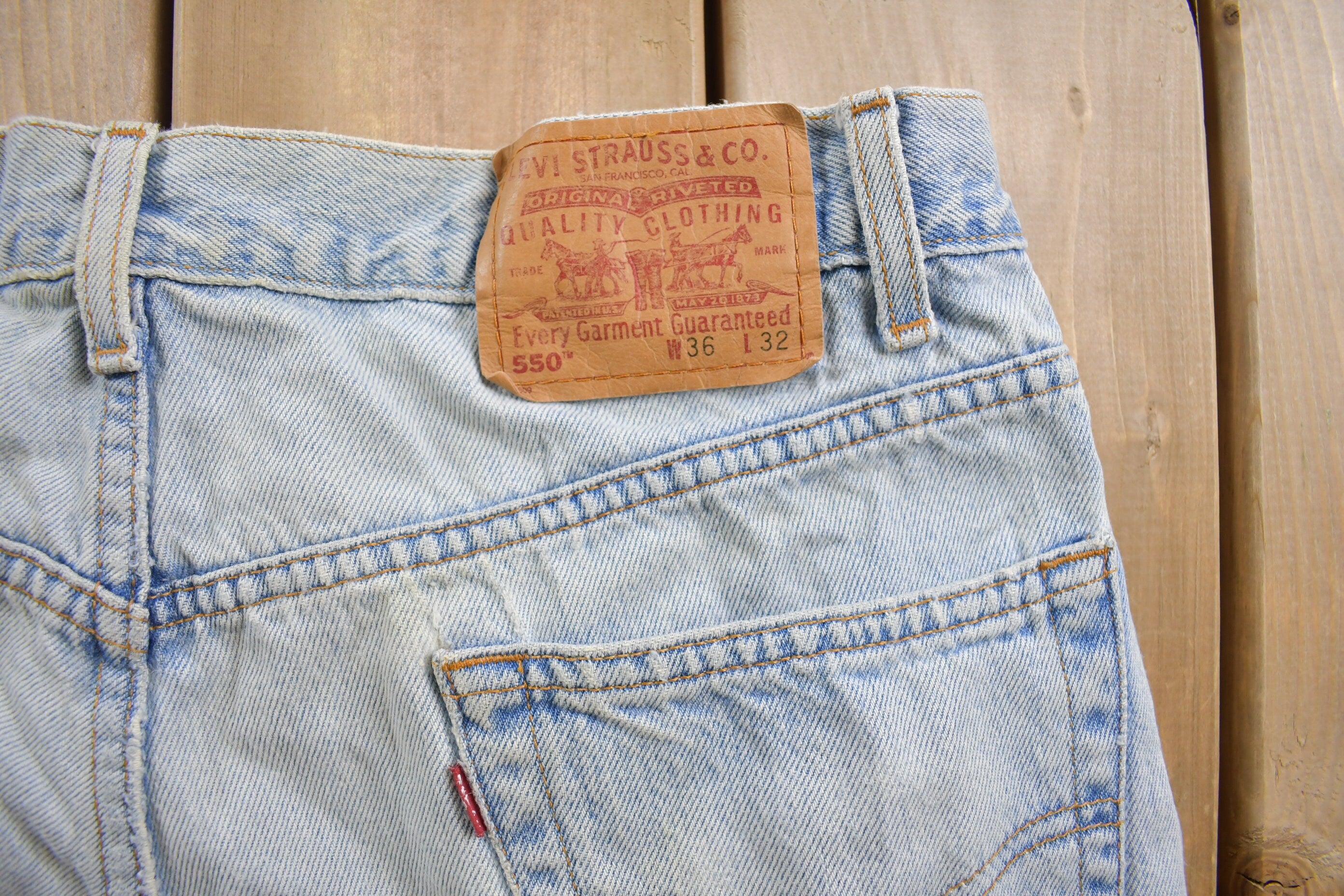 Vintage 1990s Levi's 550 Red Tab Ripped Denim Jeans Size 32 x 31