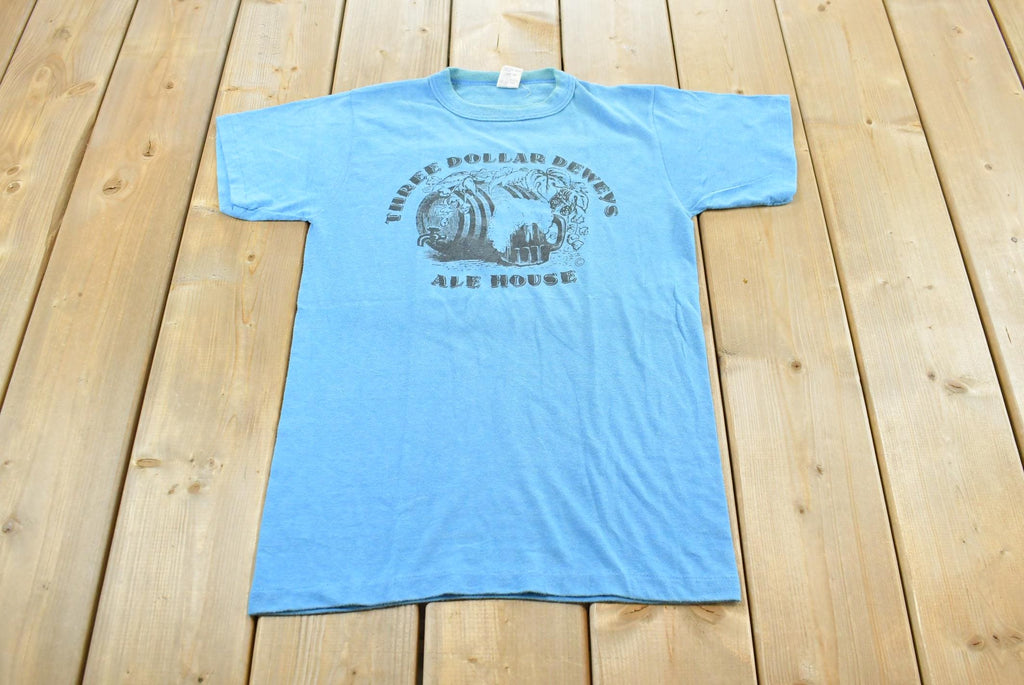 Vintage 1980s Three Dollar Deweys Ale House Souvenir T-Shirt Made In USA Mens XS