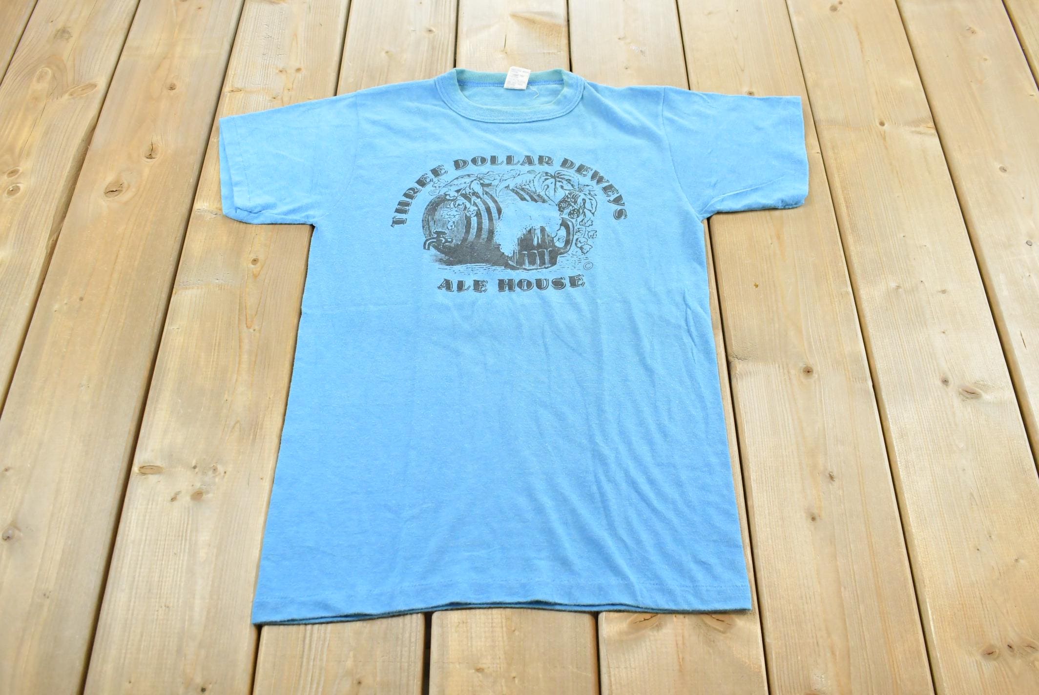Vintage 1980s Three Dollar Deweys Ale House Souvenir T-Shirt Made In USA Mens XS