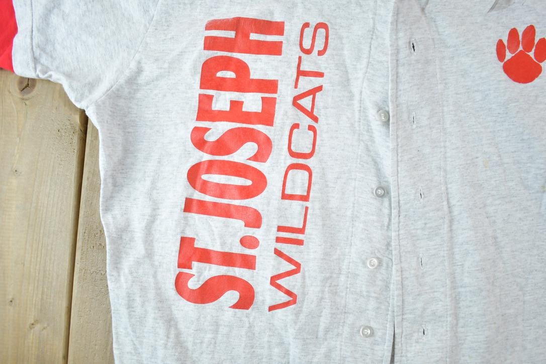 Vintage 1990s St Josephs Wildcats Baseball Style Signal Sports Button Up Souvenir Single Stitch Graphic Print T-Shirt Made In USA