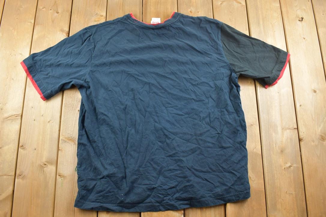 Vintage 2004 Disney Incredibles Movie Mr Incredible Graphic T-Shirt