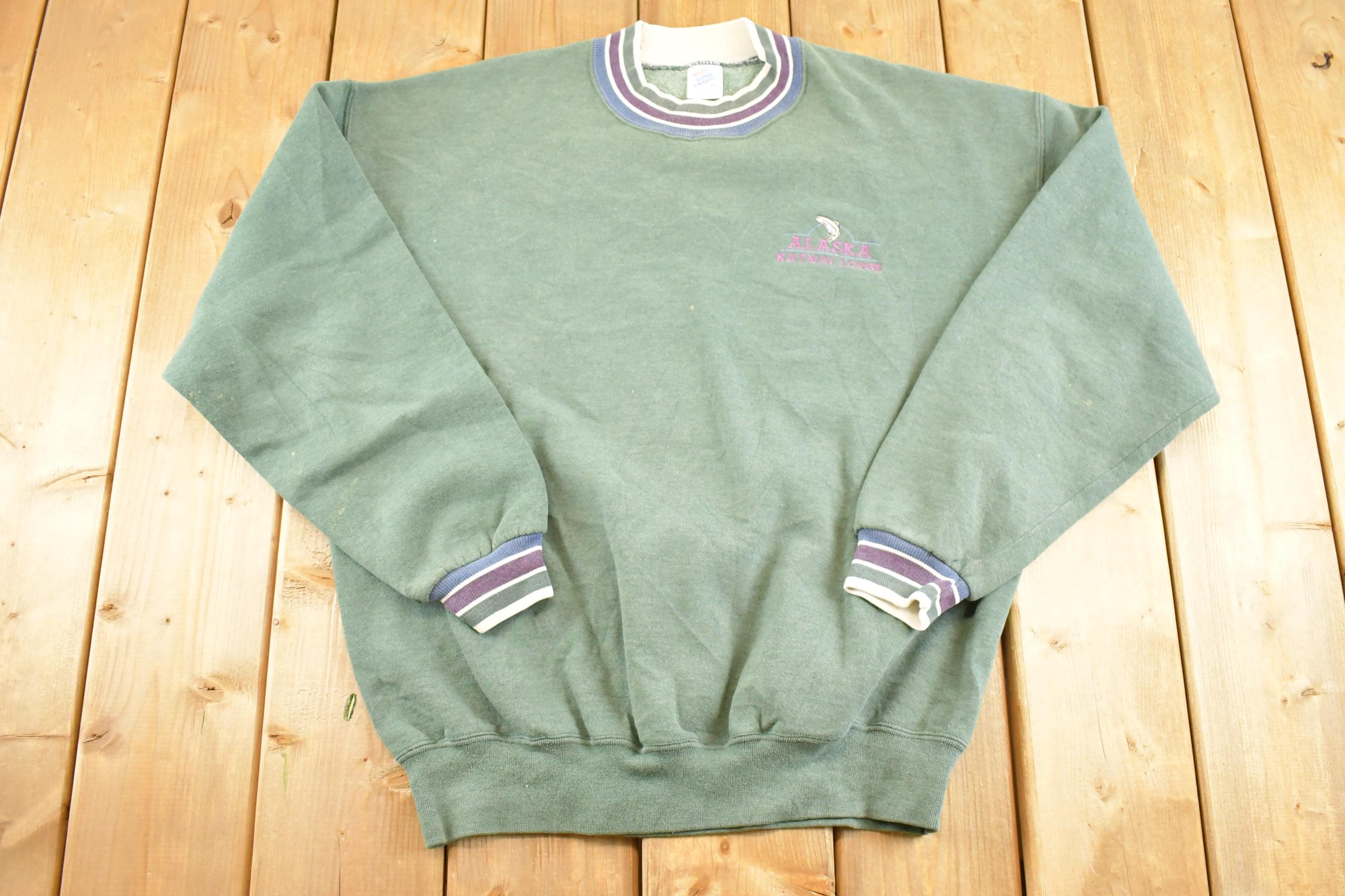 Vintage 1990s Katmal Lodge Souvenir Fishing Crewneck Sweatshirt Mens L / 90s Crewneck / Travel Vacation Sweater