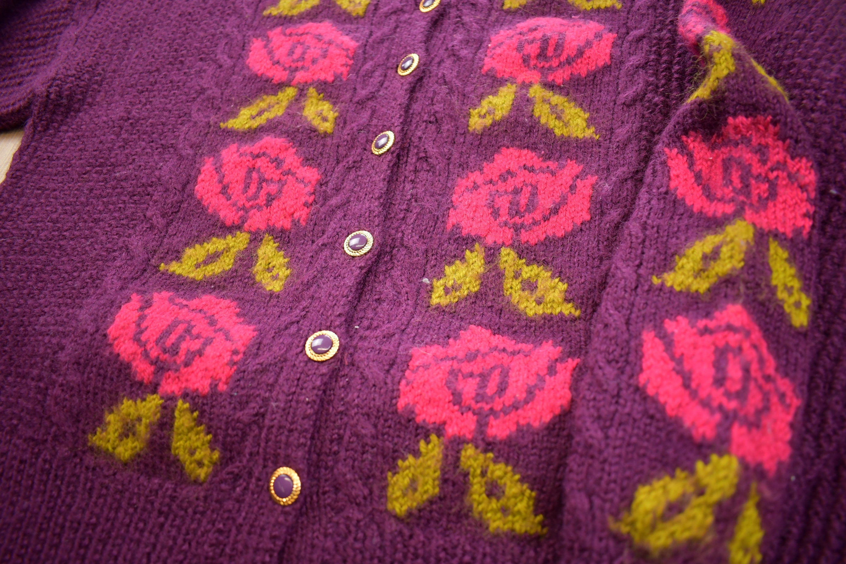 Vintage 1980s 100% Wool Knit Flowers Sweater