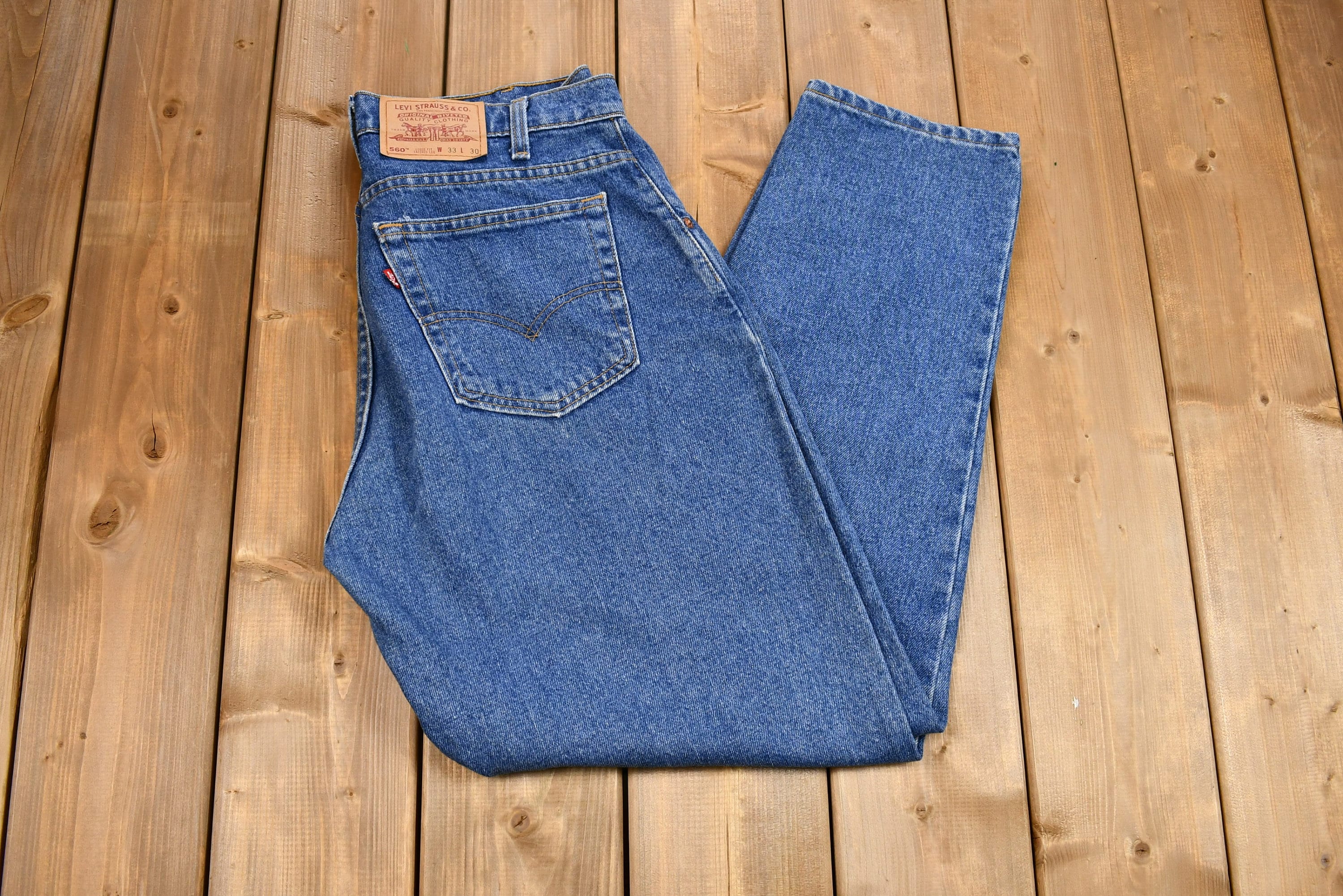 Vintage 1990s Levi's 560 Medium Wash Loose Fit Tapered Leg Mom Jeans