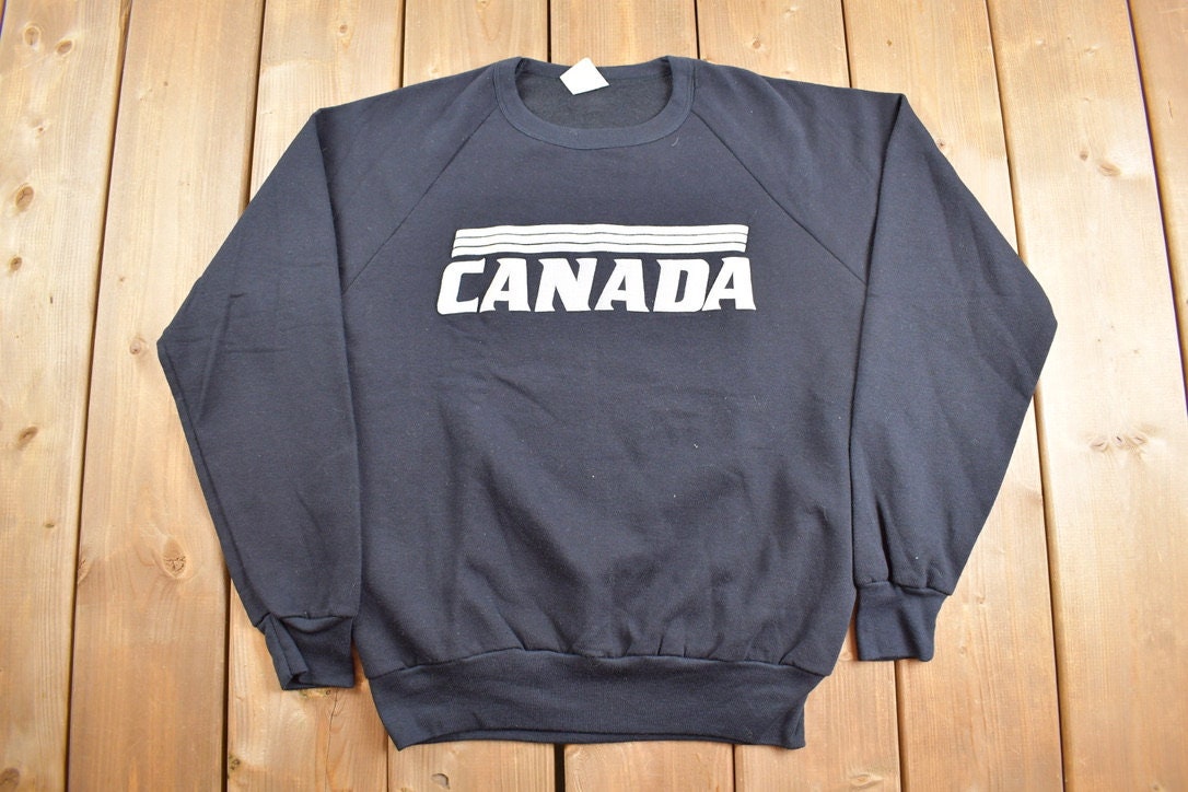 Vintage 1980s Canada Graphic Crewneck Sweatshirt / 80s Raglan Crewneck / Made In Canada / Essential / Streetwear / 80s / Souvenir