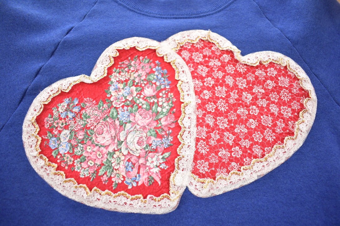 Vintage 1990s 3D Hearts Floral Embroidered Crewneck Sweatshirt / 90s Crewneck / Souvenir / Athleisure / Streetwear