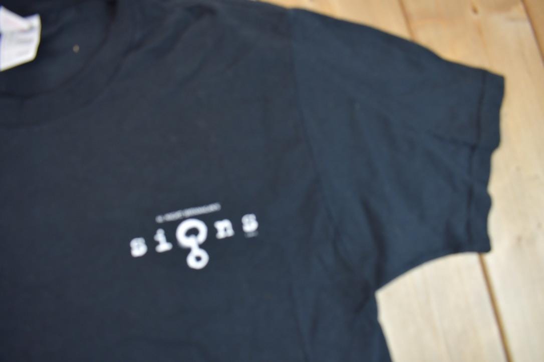 Vintage 2002 Signs M. Night Shyamalan Movie Promo T-shirt