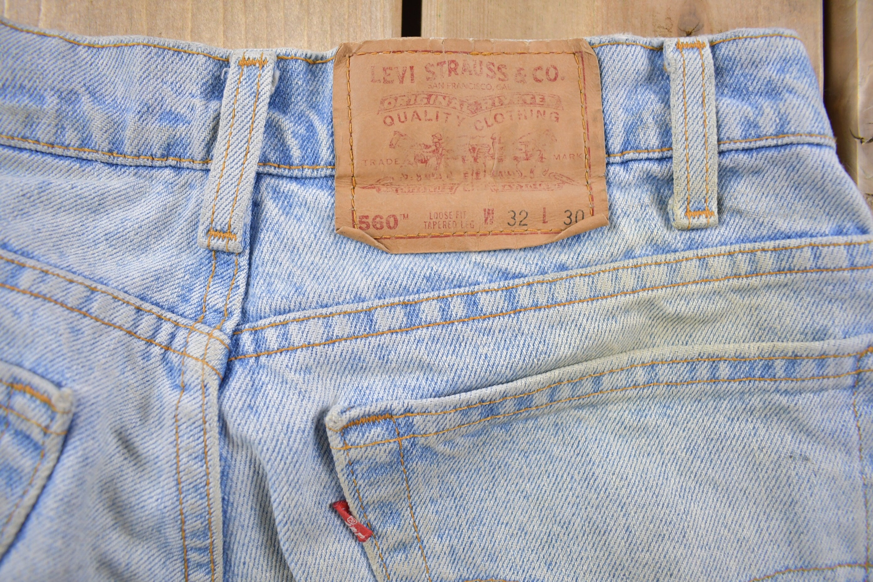 Vintage 1990s Levi's 560 Red Tab Worn Denim Jeans Size 31 x 30