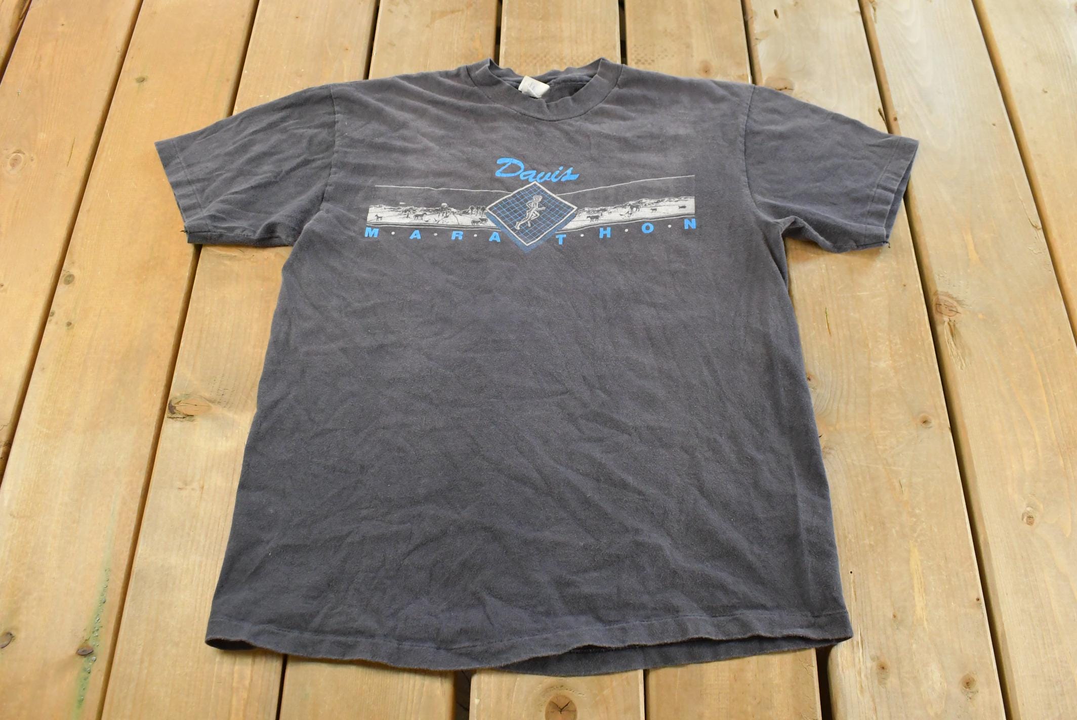 Vintage 1990s Davis Marathon Running Graphic Souvenir T-Shirt Men's L