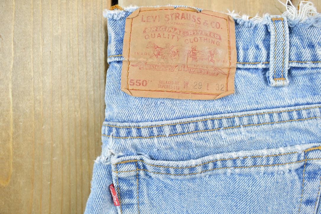 Vintage 1990s Levi's 550 Red Tab Jeans Size 29x 32