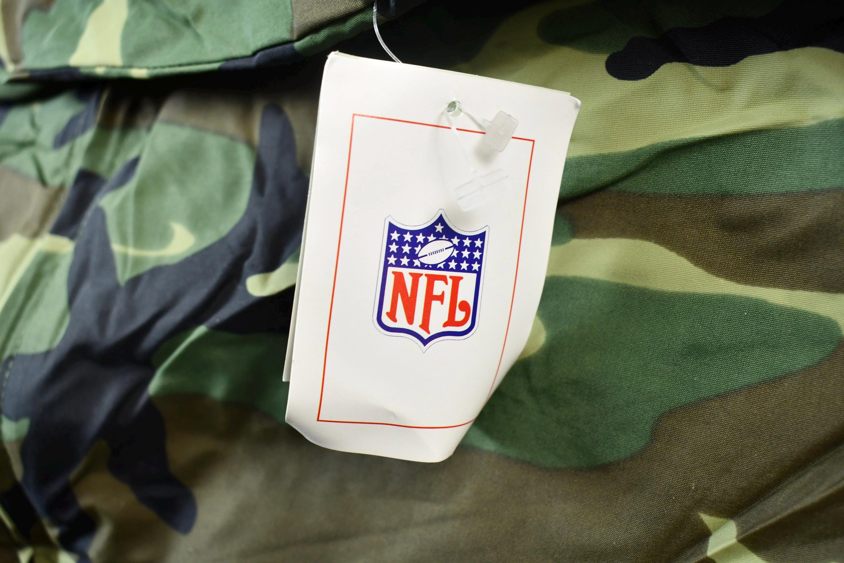 Vintage 1990s Camo Pittsburgh Steelers NFL Football Hooded Puffer Jacket