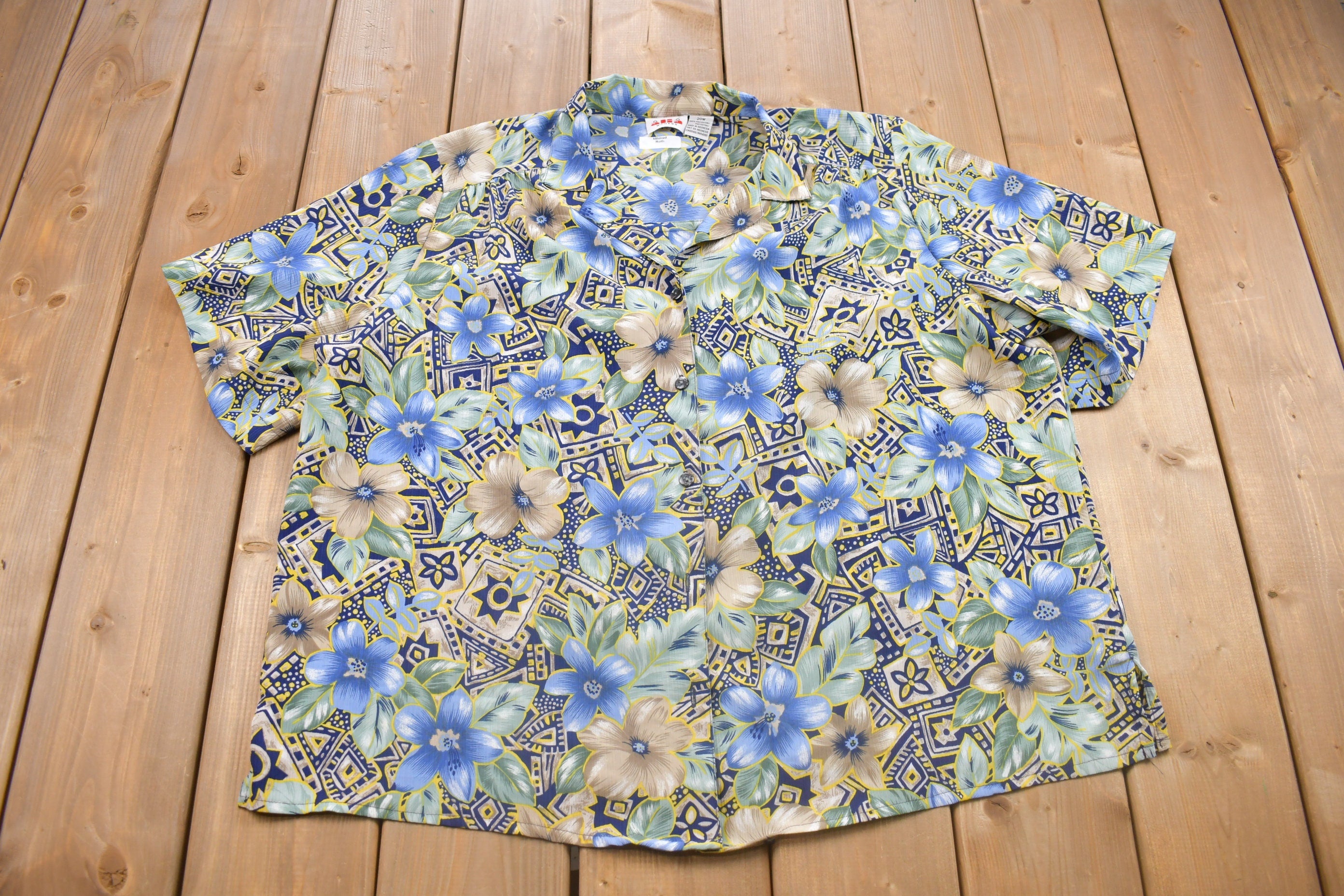 Vintage 1990s Alia Women's Tropical Button Up Shirt