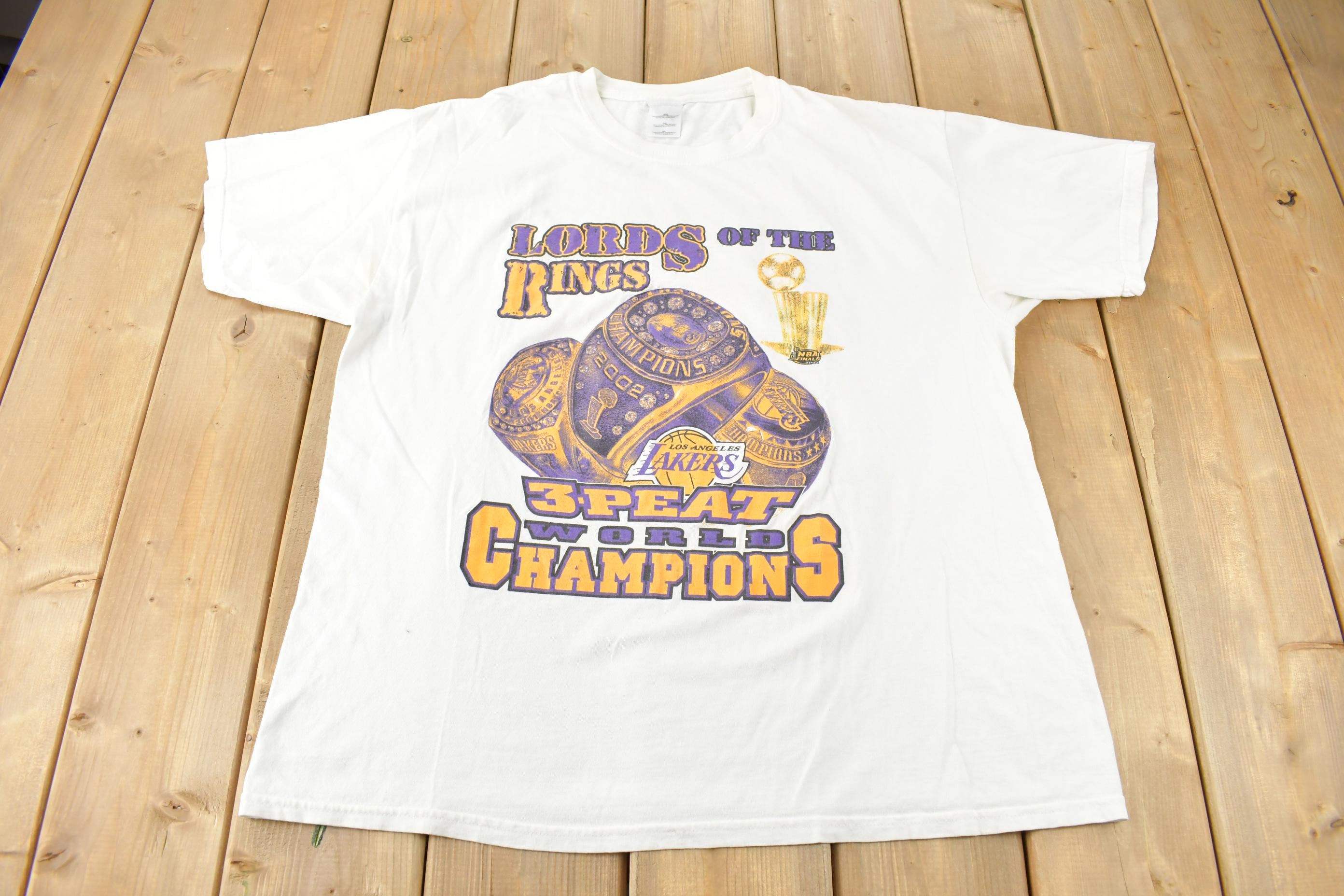 Vintage 2002 Los Angeles Lakers NBA 3 Peat Champs Graphic T-Shirt