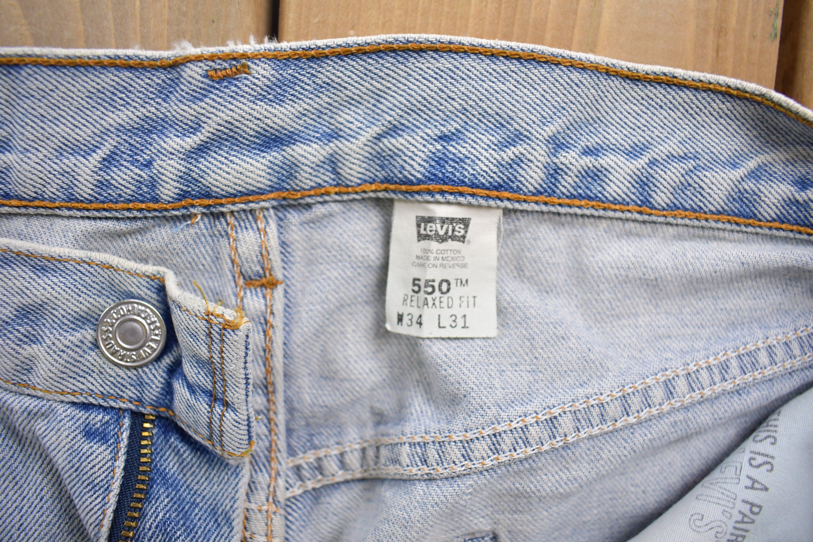 Vintage 1990s Levi's 550 Red Tab Distressed Denim Jeans Size 32 x 31