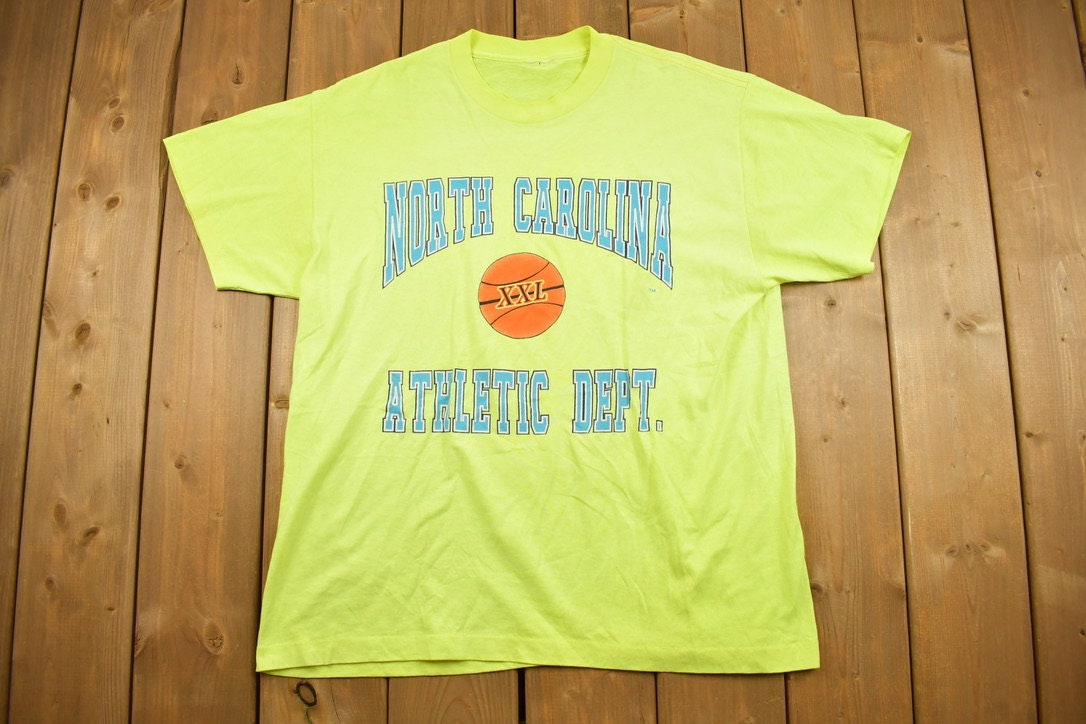 Vintage 1980s University of North Carolina Collegiate T-Shirt / NCAA Tee / Americana / Sportswear / Vintage Basketball / 80s UNC