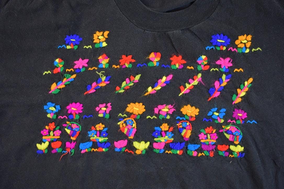 Vintage 1990s Floral Embroidered Graphic T-Shirt