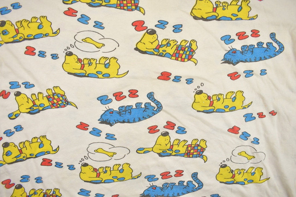 Vintage 1990s Cute Sleeping Cats and Dogs All over Print Graphic T-Shirt