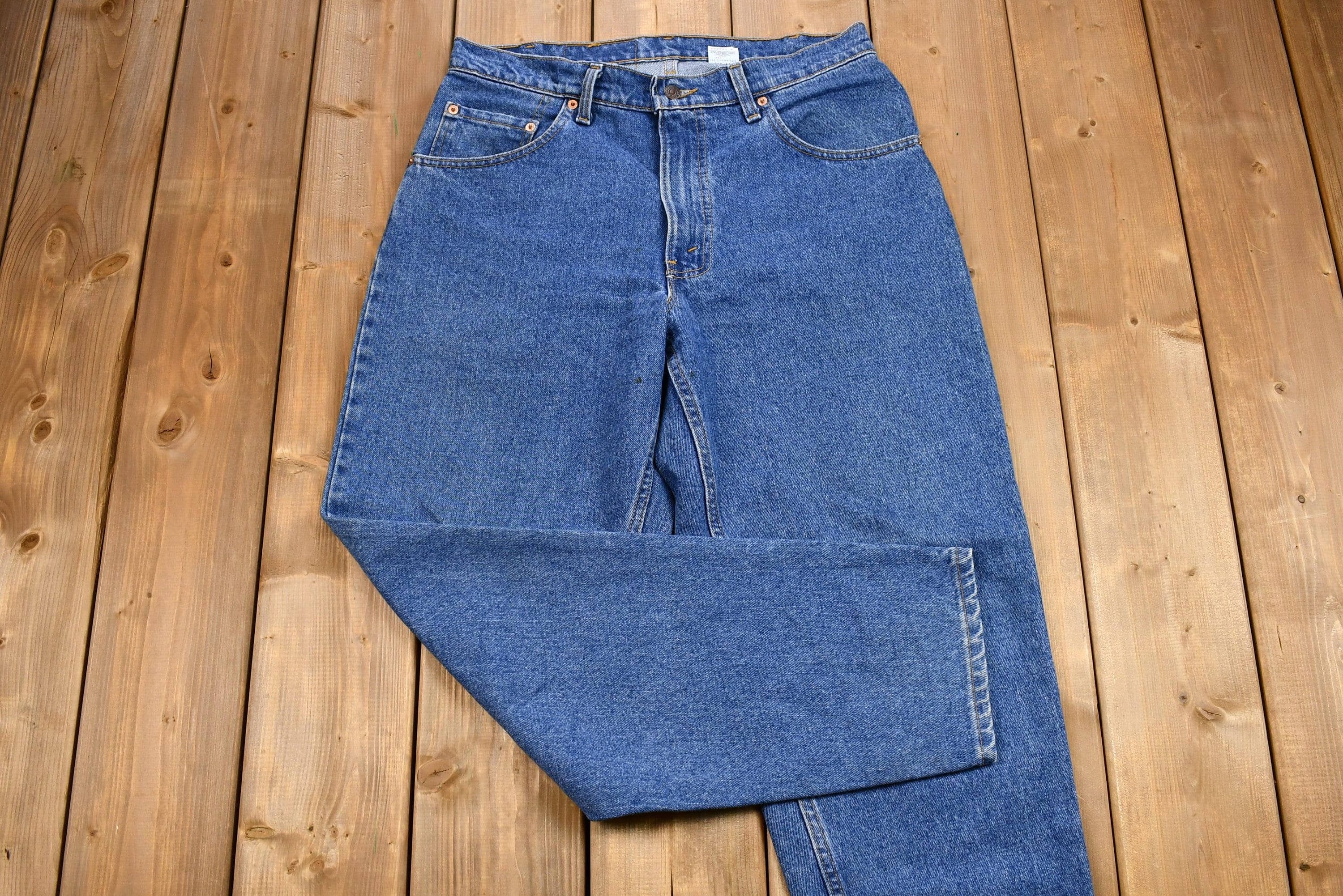 Vintage 1990s Levi's 560 Medium Wash Loose Fit Tapered Leg Mom Jeans