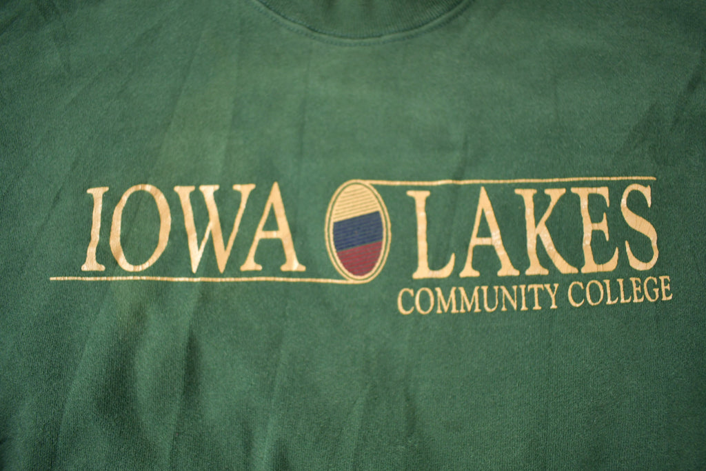 Vintage 1990s Iowa Lakes Community College Souvenir Travel Crewneck Sweatshirt
