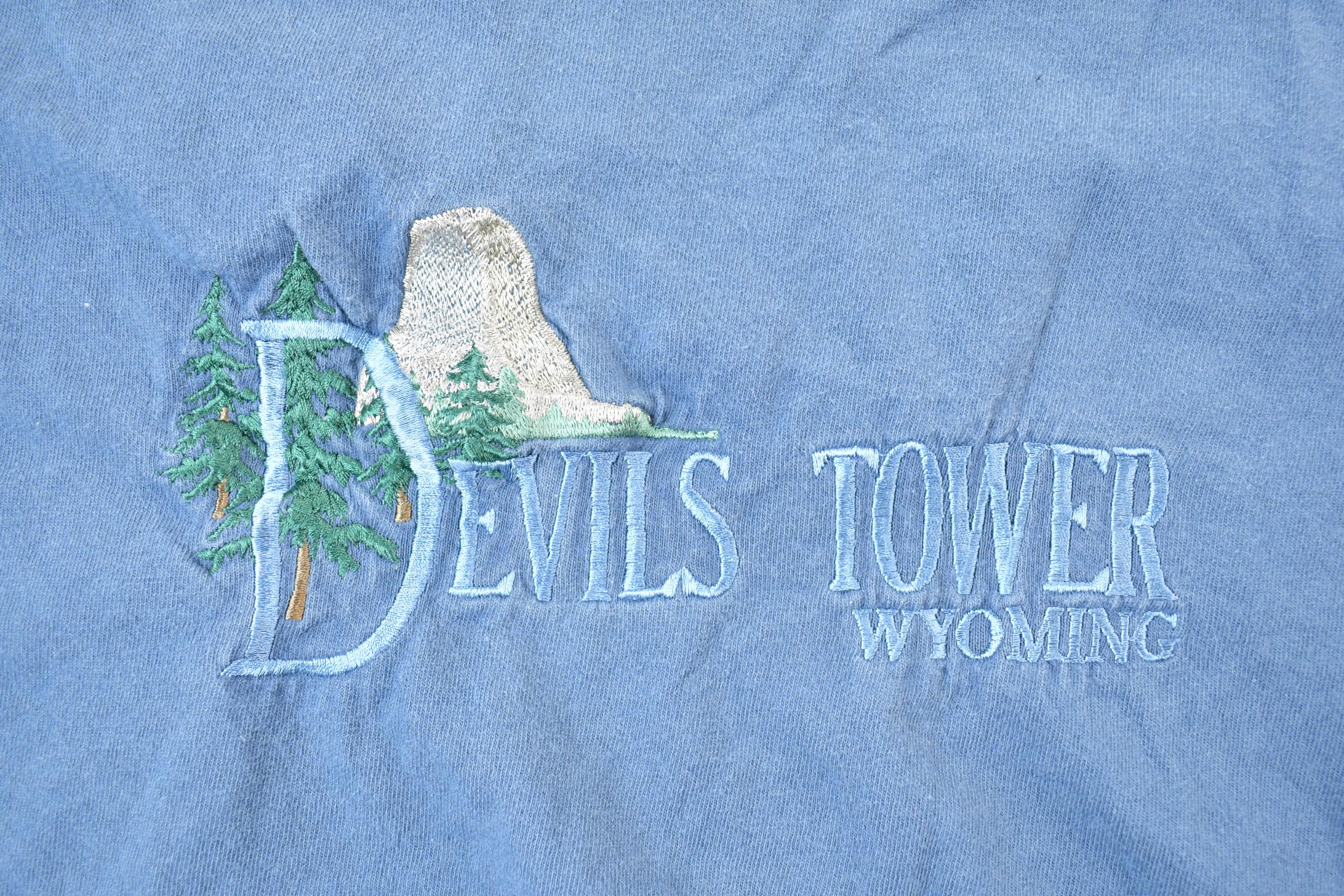Vintage 1990s Desert Heat Devils Tower Wyoming Embroidered Souvenir T-Shirt