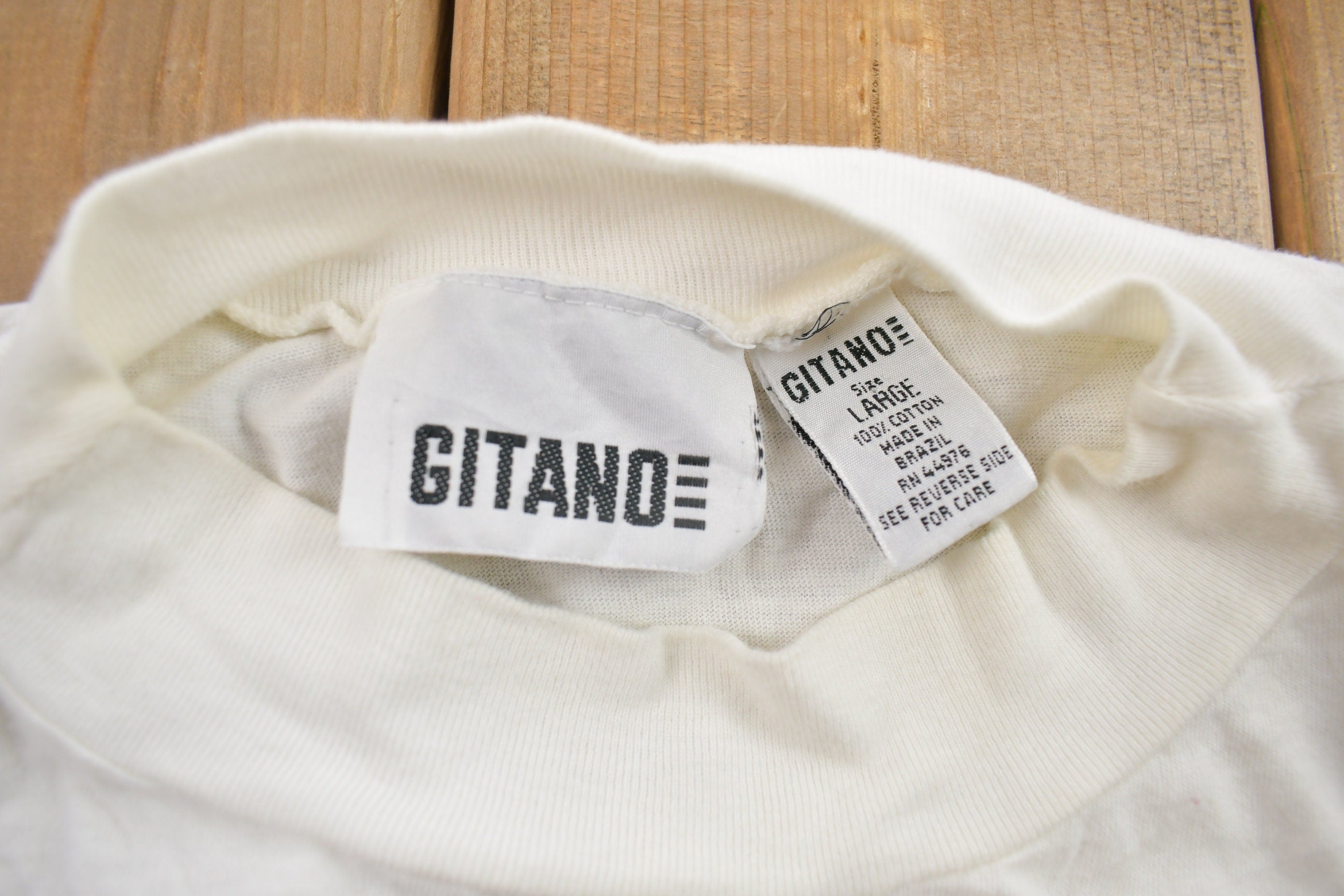 Vintage 1990s Hug Me Teddy Bear Gitano Graphic T Shirt
