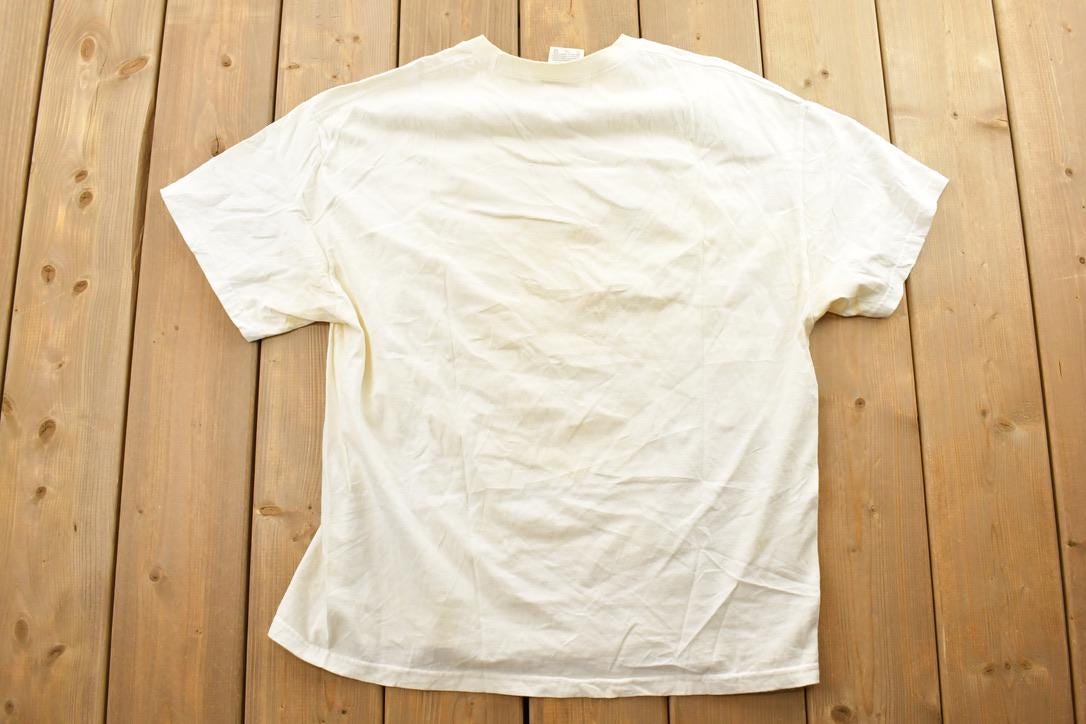 Vintage 1990s White Tiger Canada Big Cat Theme Graphic T-Shirt