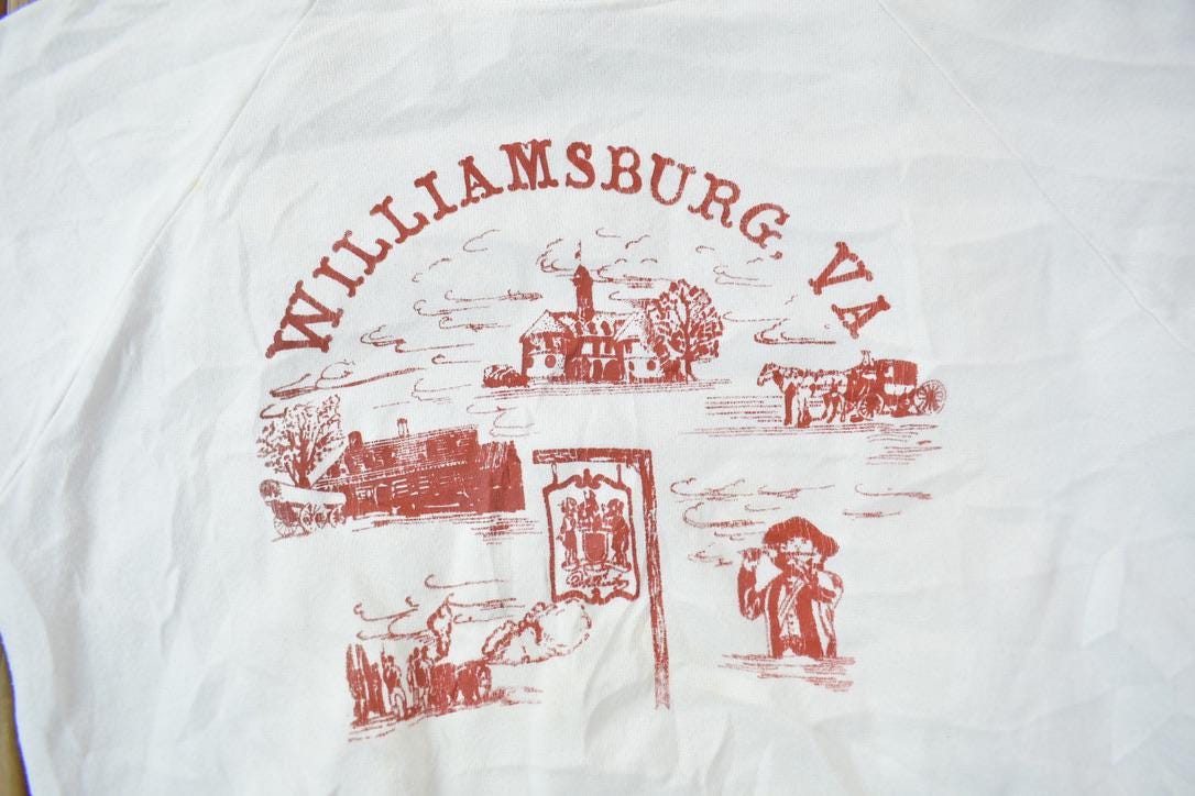 Vintage 1980s Williamsburg Virginia Graphic Crewneck Sweatshirt / Made In USA / 80s Crewneck / American Vintage