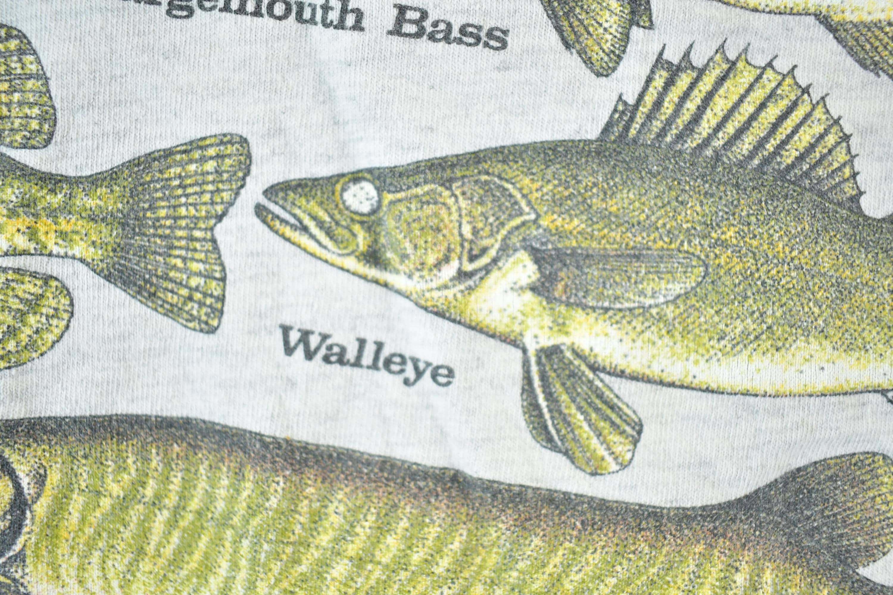 Vintage 1990s Canadian Fish Outdoorsman T-Shirt Mens M